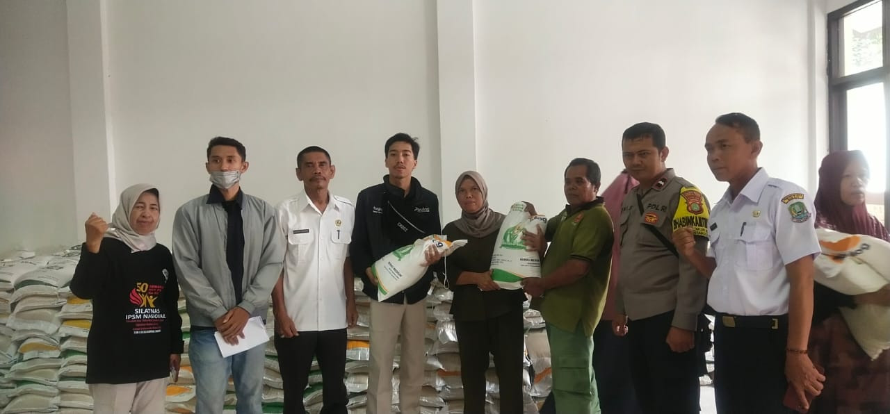 Bhabinkamtibmas Bantargebang Monitoring Penyaluran Bantuan Beras untuk Warga Kelurahan Sumurbatu Berjalan Tertib dan Lancar