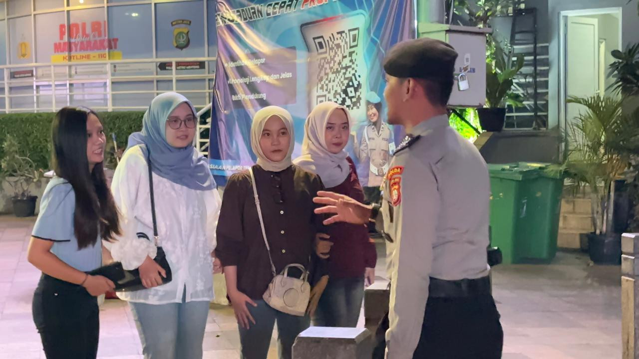 Sapa Warga di Bundaran HI, Polisi Patroli Malam Ciptakan Rasa Aman