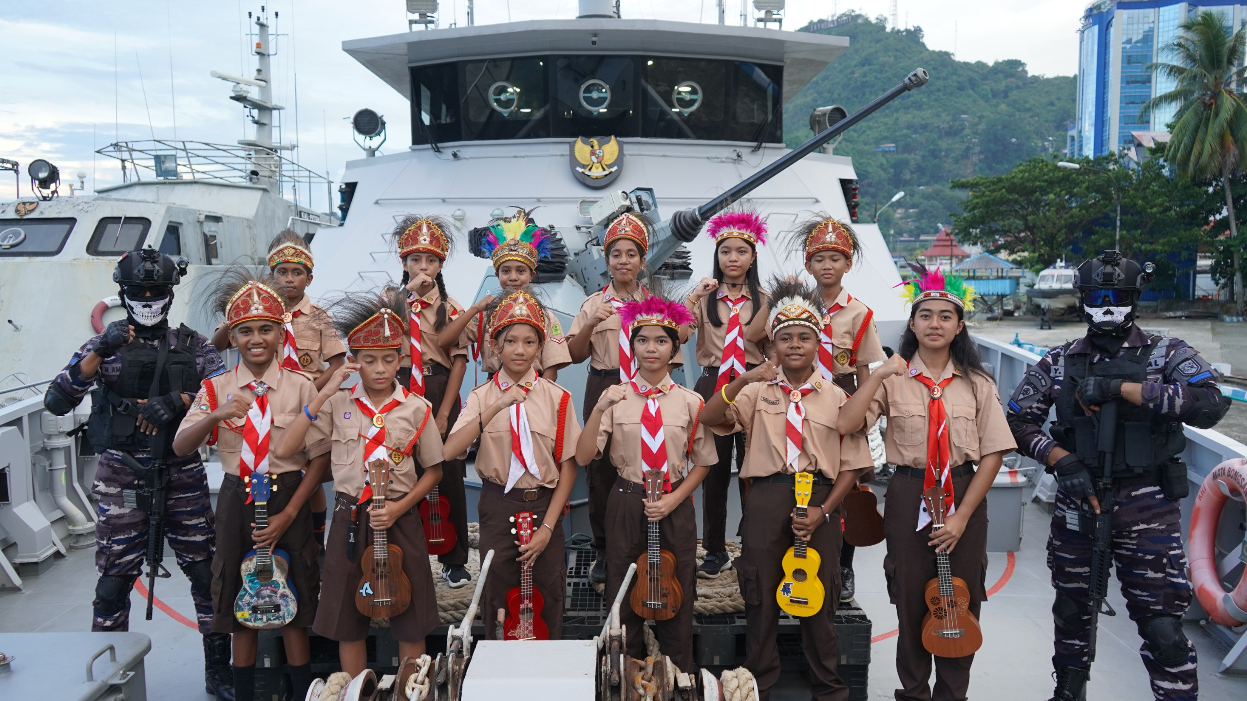 Tanamkan Jiwa Bahari Generasi Muda Papua, Saka Bahari Kunjungi KRI Mata Bongsang–873