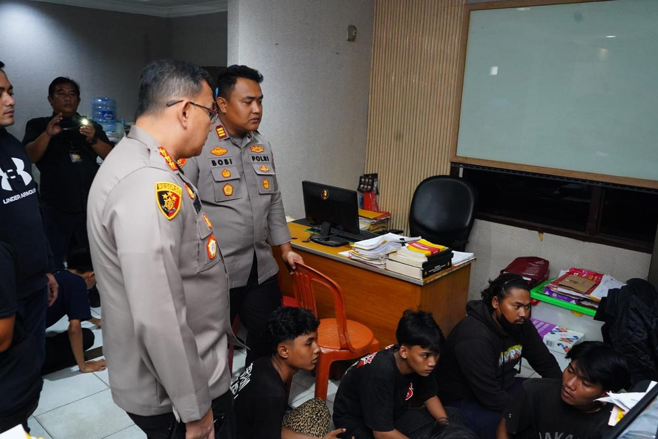 Kapolres Metro Jakarta Utara Tinjau Polsek Cilincing, 12 Orang Diamankan Terkait Dugaan Ikut Aksi di Jakarta Pusat