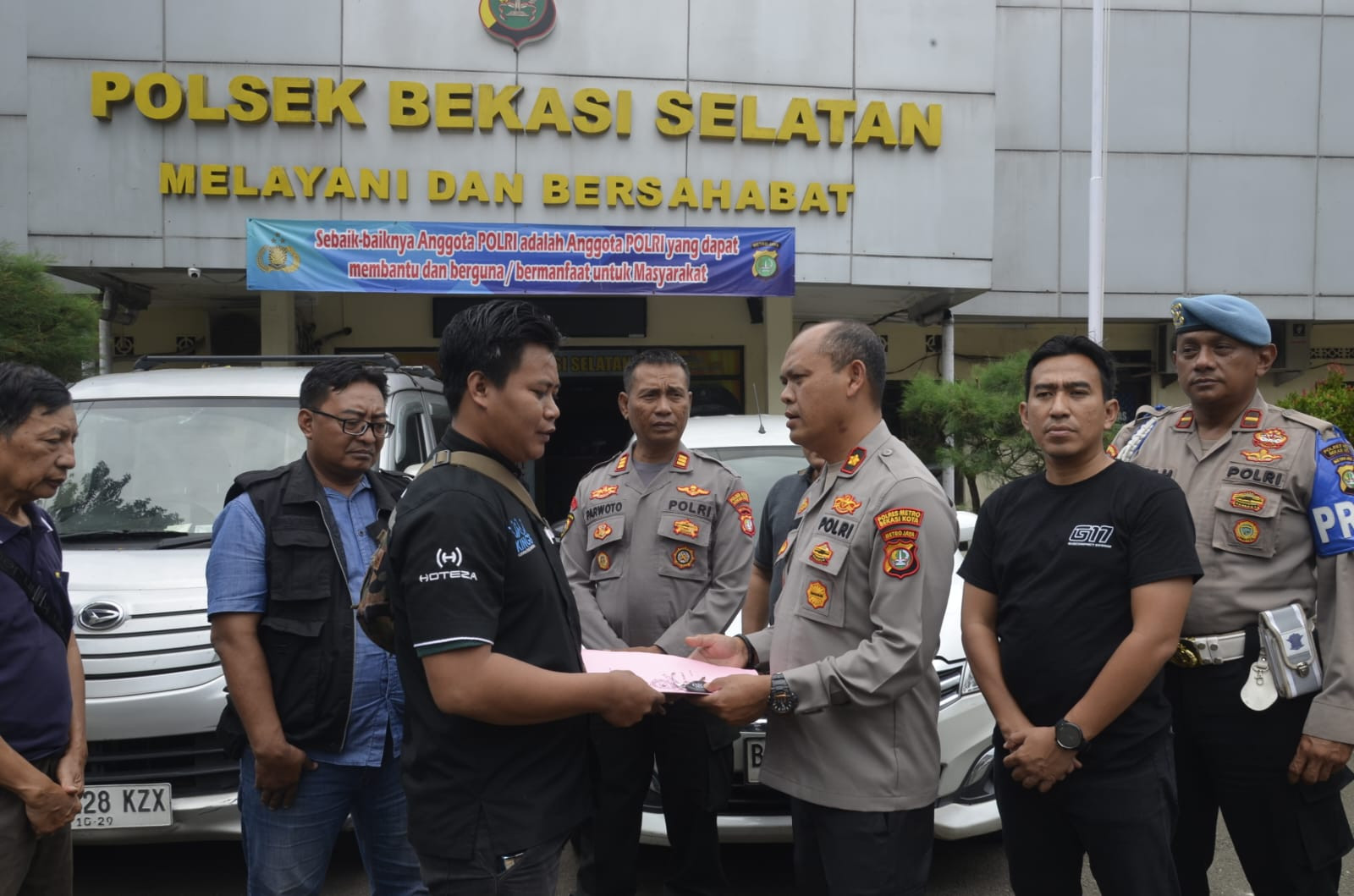 DILAPORKAN HILANG, POLISI SERAHKAN DUA MOBIL KEPADA PEMILIKNYA