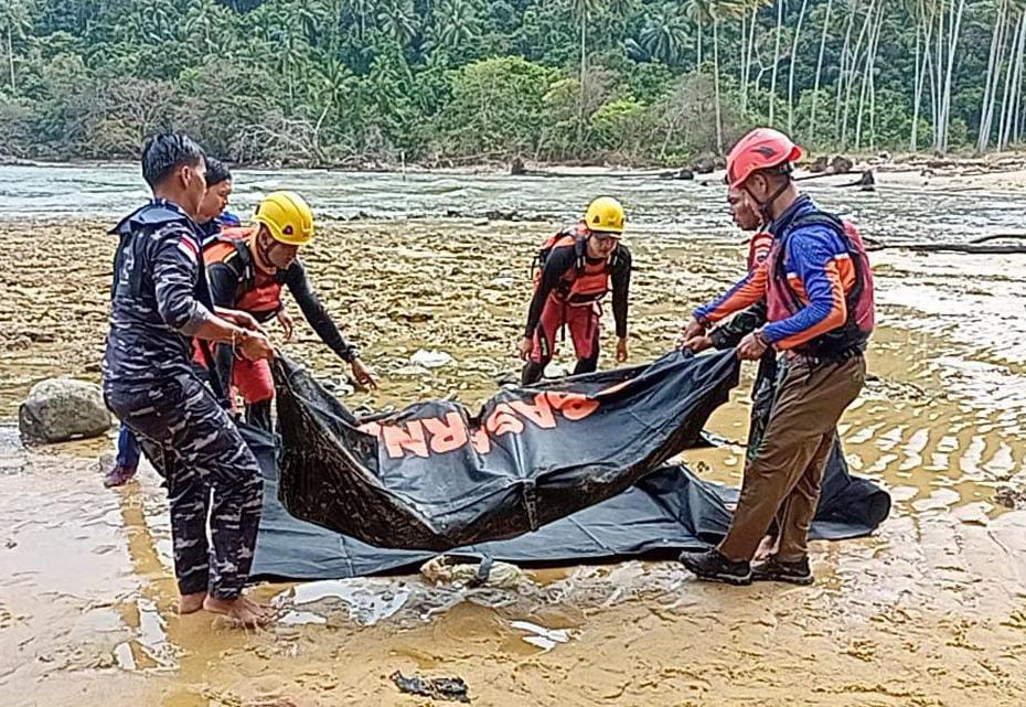 Lanal Tarempa Bantu Evakuasi Penemuan Mayat Korban Kecelakaan Laut