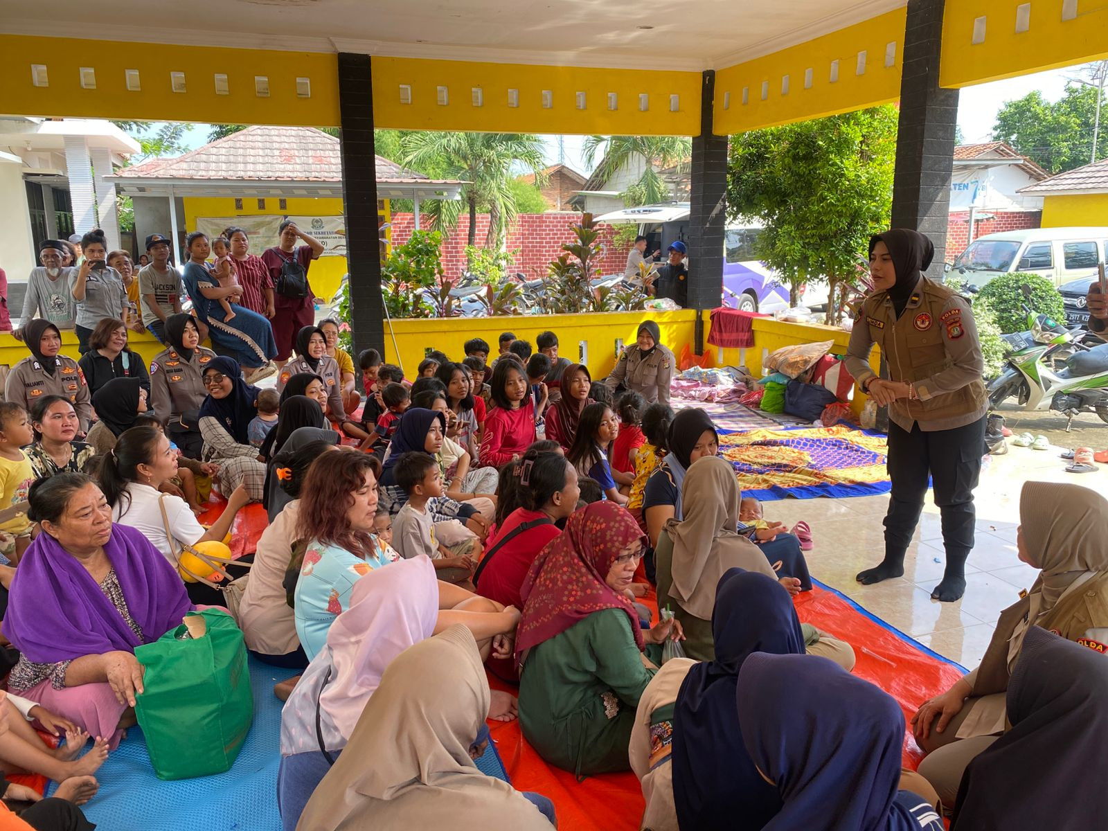 Polwan Polres Metro Bekasi dan Tim Psikologi Polda Metro Jaya Gelar Trauma Healing untuk Korban Banjir di Tambelang