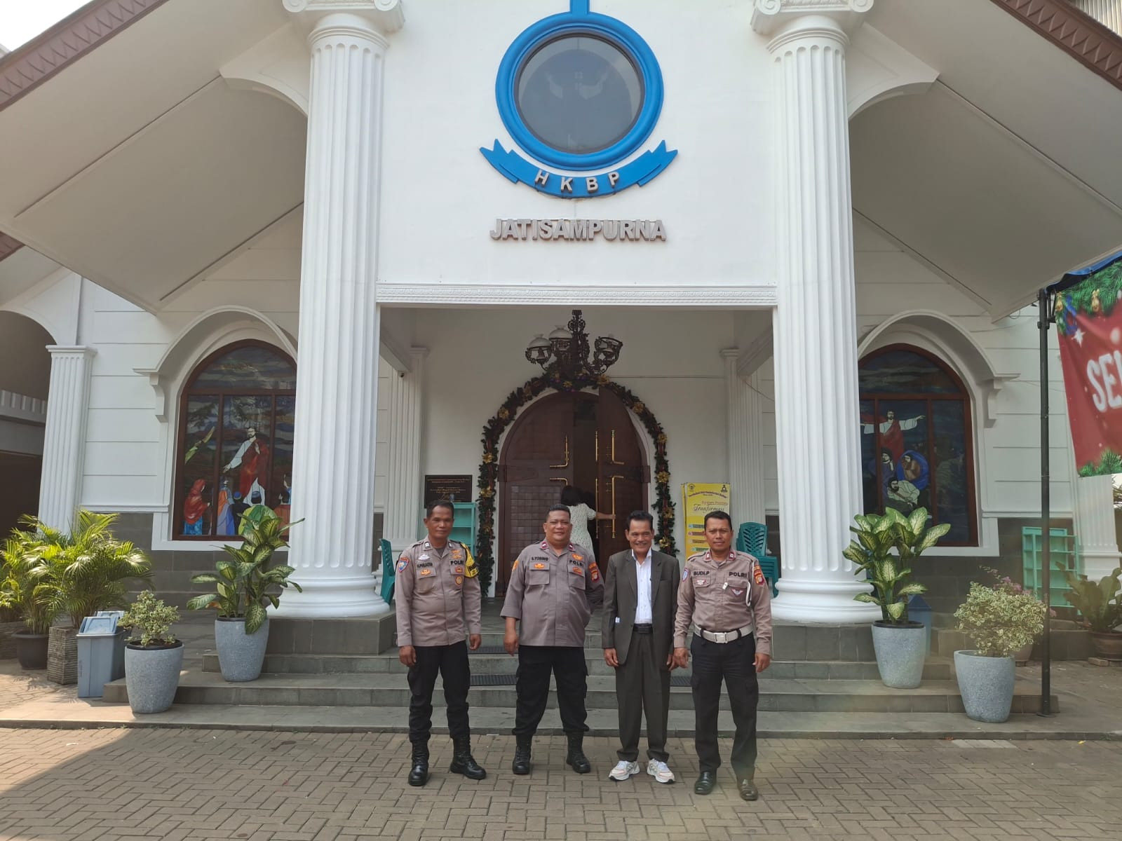 Polsek Jatisampurna Berikan Pelayanan dan Pengamanan Ibadah Natal Sesi 3 di Gereja HKBP