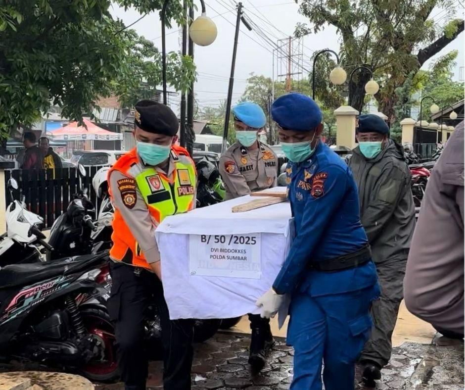 Penuh Duka dan Penghormatan, Polda Sumbar Antar 24 Korban Bencana ke Peristirahatan Terakhir