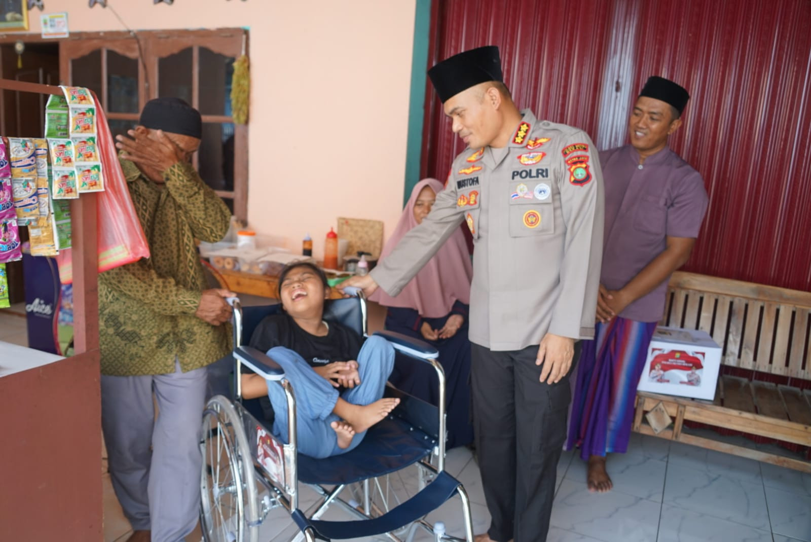 Dalam Rangka hari Bhayangkara ke- 79 , Kapolres Metro Bekasi Berikan Kursi Roda Bantu Habiba Lawan Keterbatasan