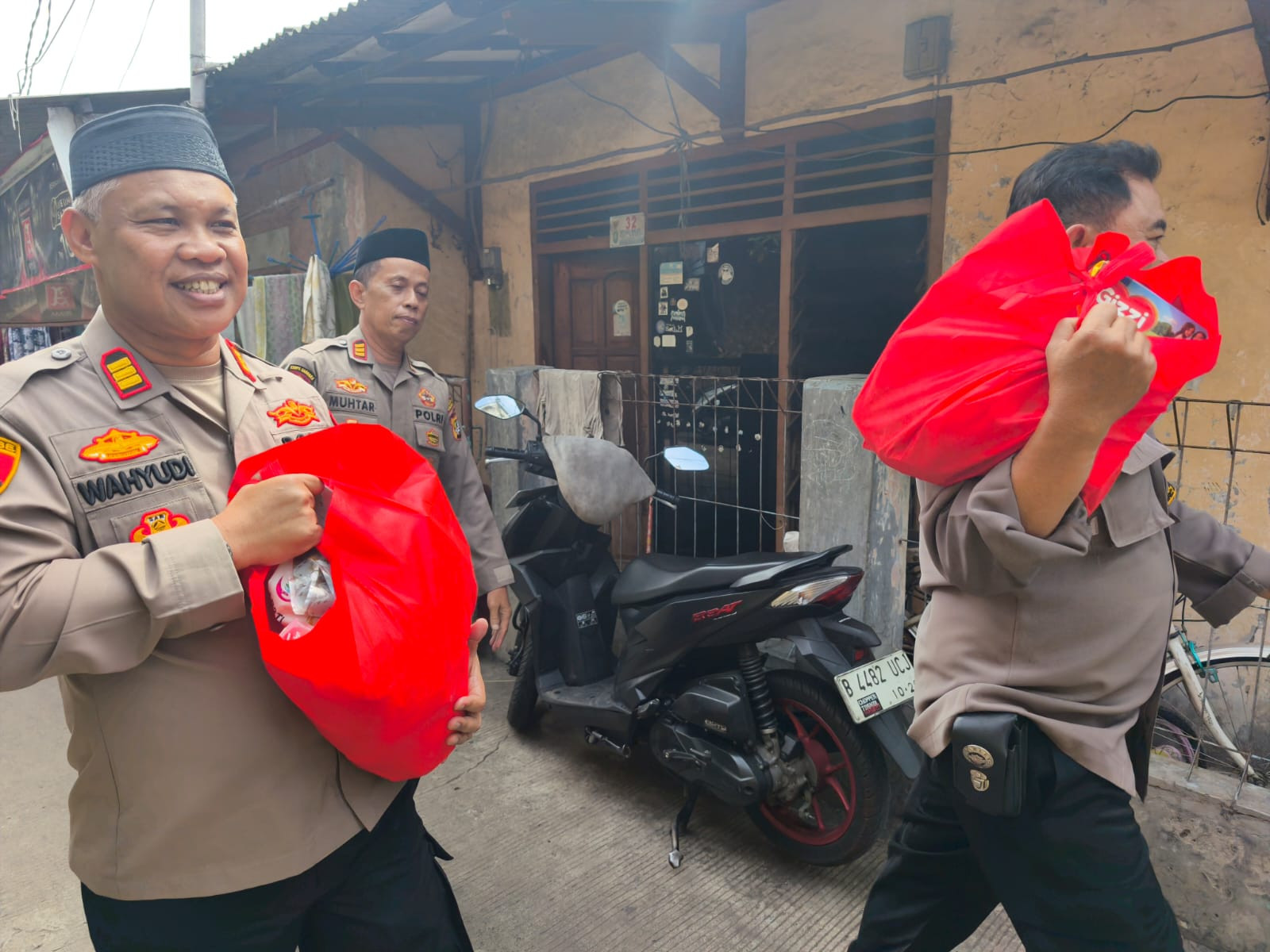 Berbagi dan Peduli, Kapolsek Bekasi Barat Berikan Bantuan Kepada Lansia