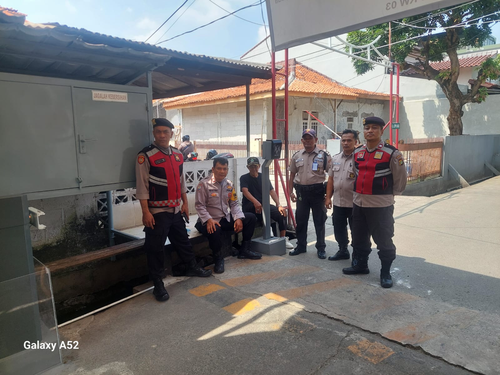 Patroli Gabungan di Perumahan Hosing 1, Polisi Pondok Gede Ajak Petugas Keamanan Waspada