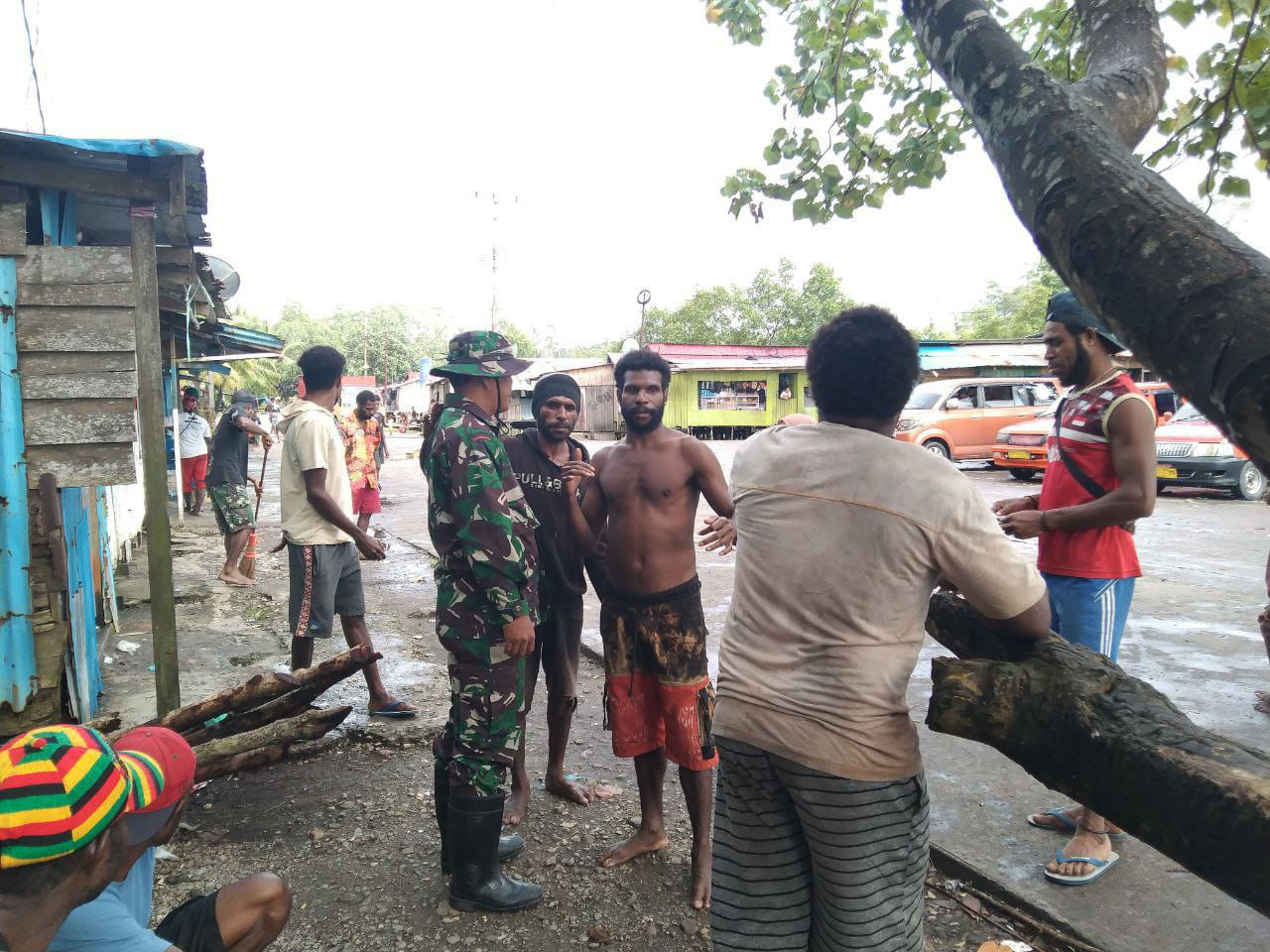 Melalui Kegiatan Komsos, Babinsa Koramil Mapurujaya Sembari Monitoring Situasi Kamtibmas Di Wilayah Binaan