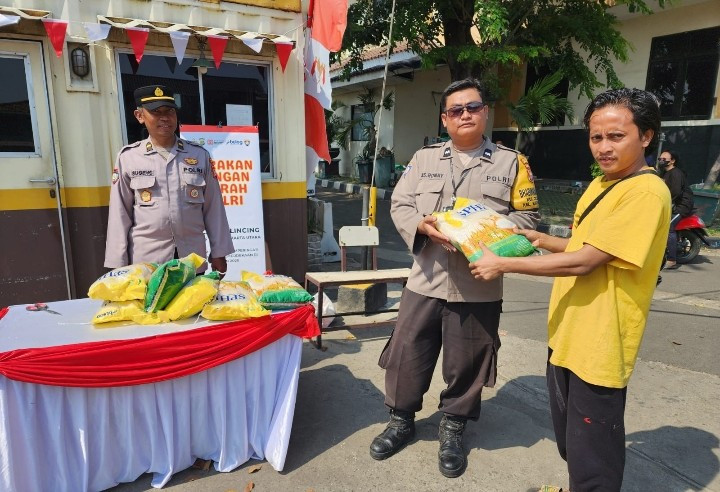 Polsek Cilincing Bersama Bulog Gelar Gerakan Pangan Murah, Beras SPHP Ludes Terjual