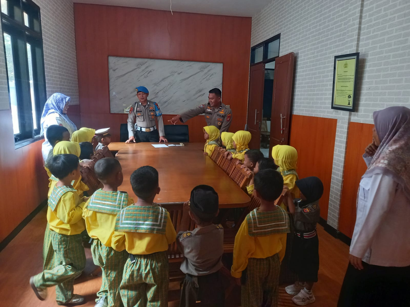 Polsek Kepulauan Seribu Selatan Kenalkan Profesi Kepolisian kepada Siswa TK/RA Al-Ishlah Islamiyah Pulau Tidung