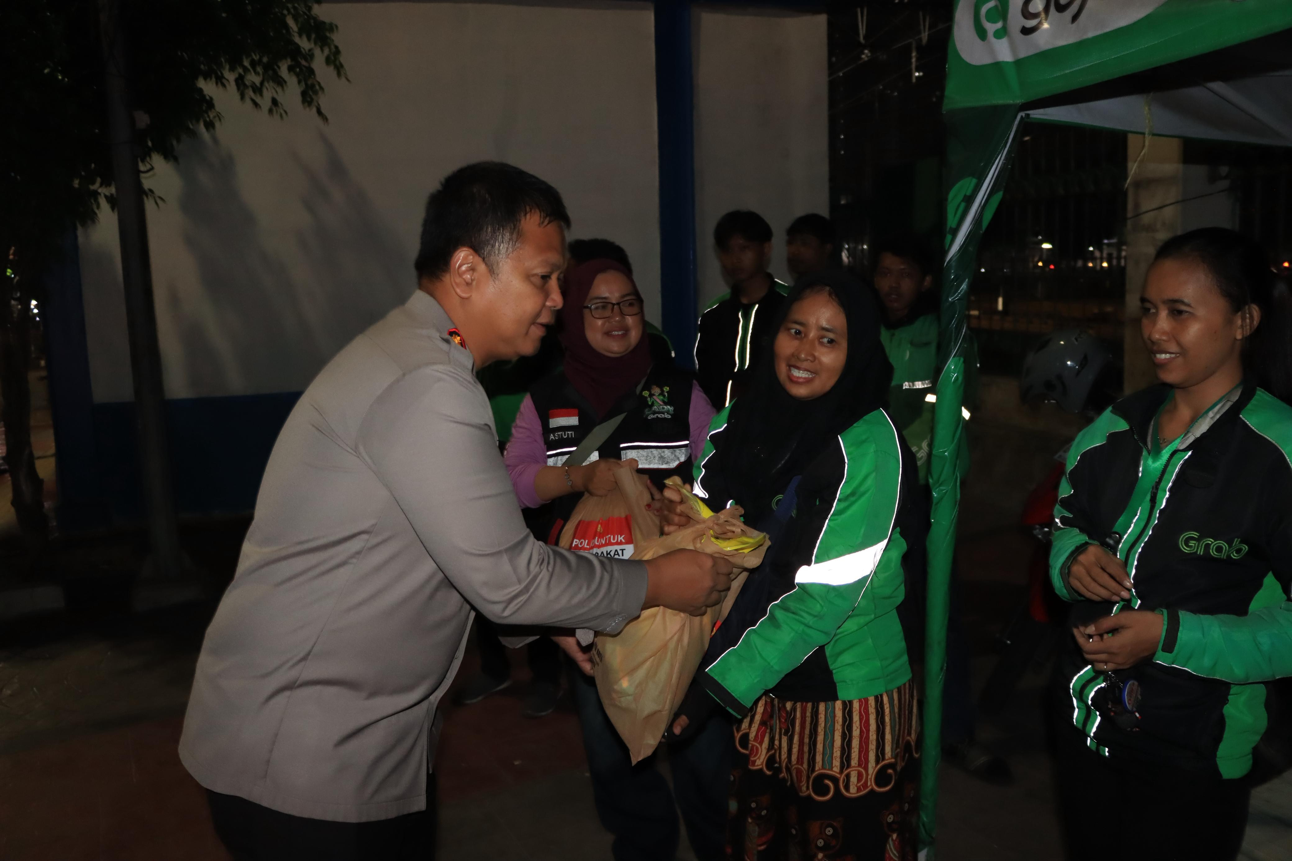 Jaga Jakarta On The Spot Kapolres Metro Bekasi Kota, Sambangi Komunitas Ojol di Kawasan Ikonik Bulan-Bulan
