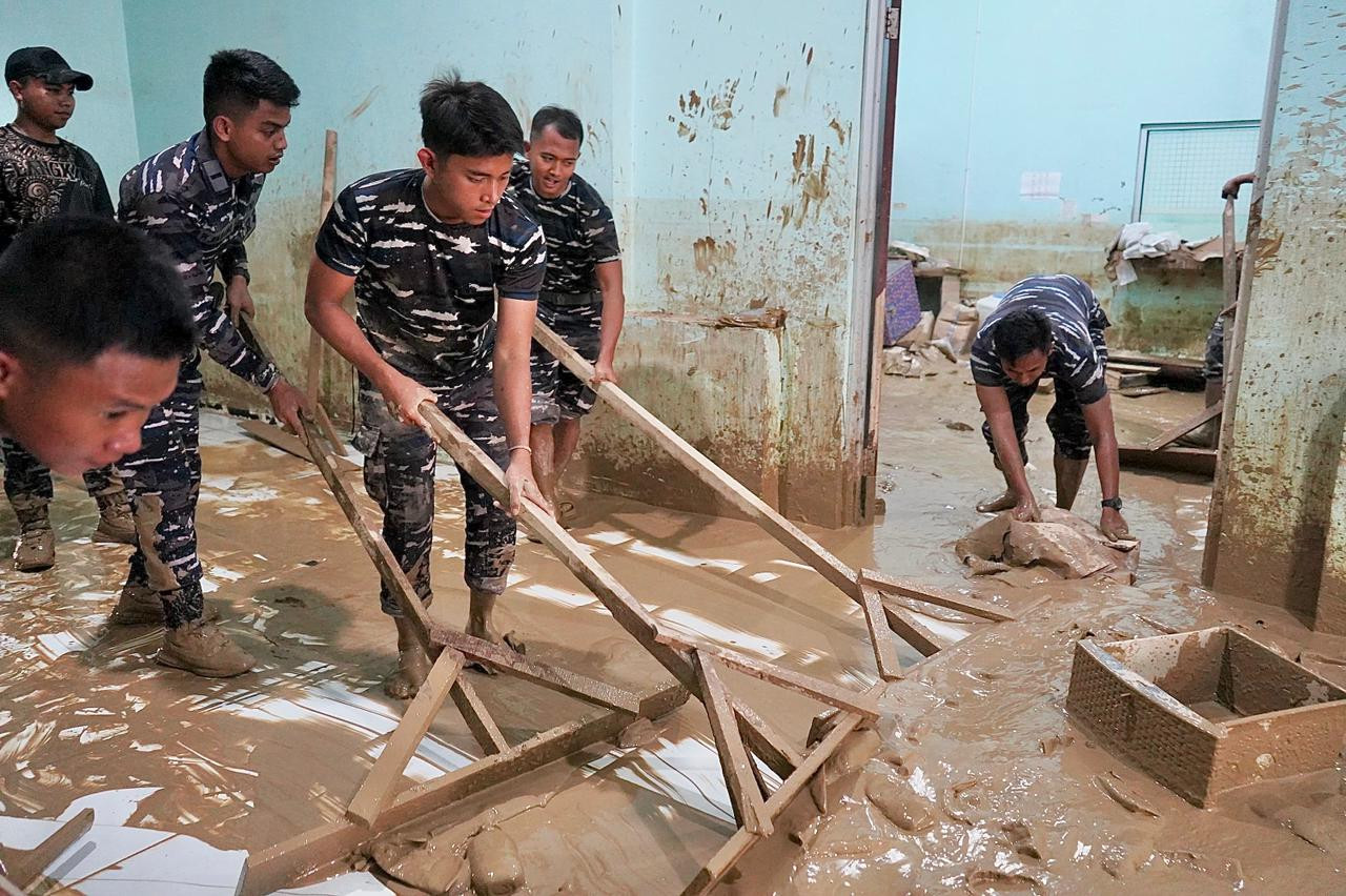 Prajurit Kodaeral I Terjun Langsung Bersihkan RSUD Aceh Tamiang Pasca Banjir