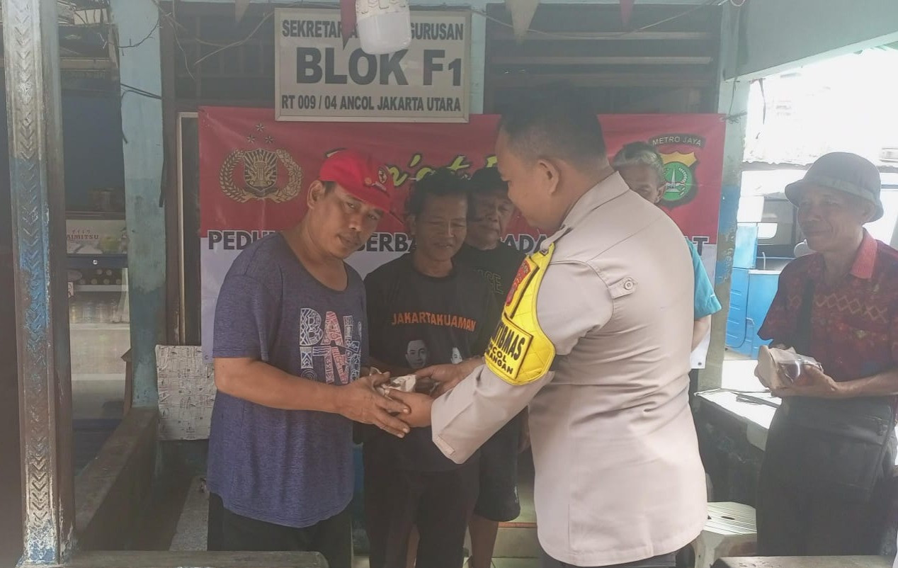 Polsek Pademangan Gelar Jumat Berkah, Bagikan Puluhan Nasi Kotak untuk Warga Ancol