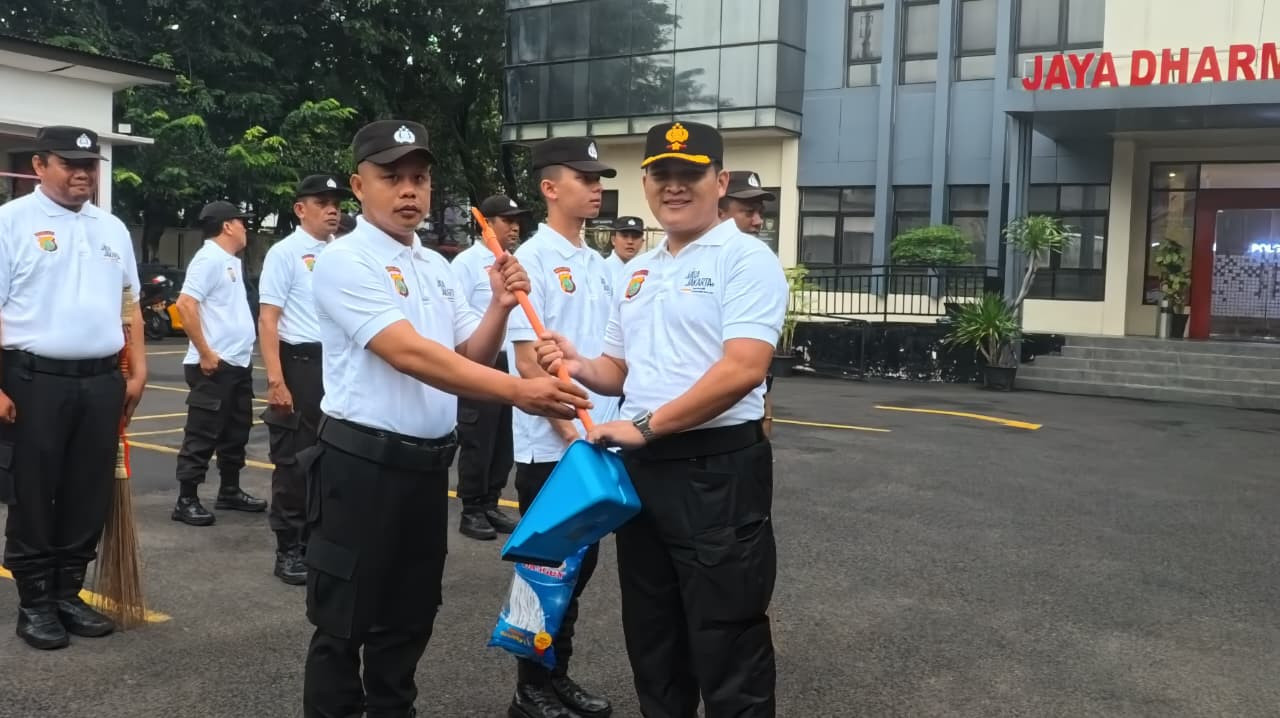 Polsek Kelapa Gading Canangkan Gerakan Jaga Jakarta Bersih dan Asri, Personel Gelar Korvei Lingkungan Mako
