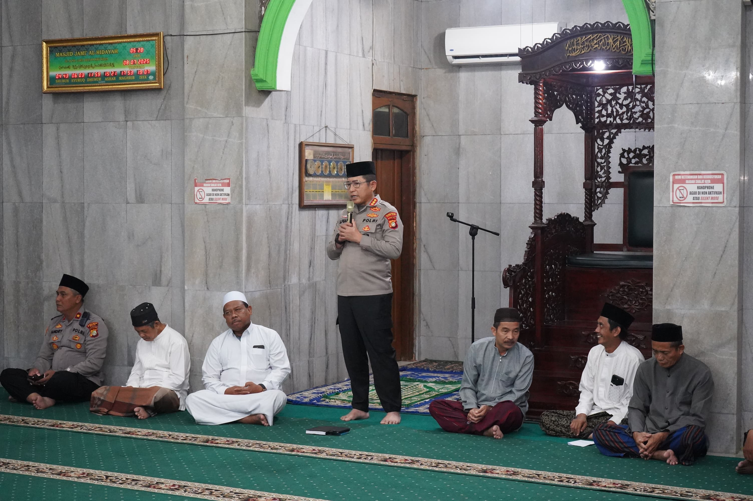 Dekatkan Diri ke Warga, Kapolres Jakarta Utara Gelar Sholat Subuh Berjamaah di Koja
