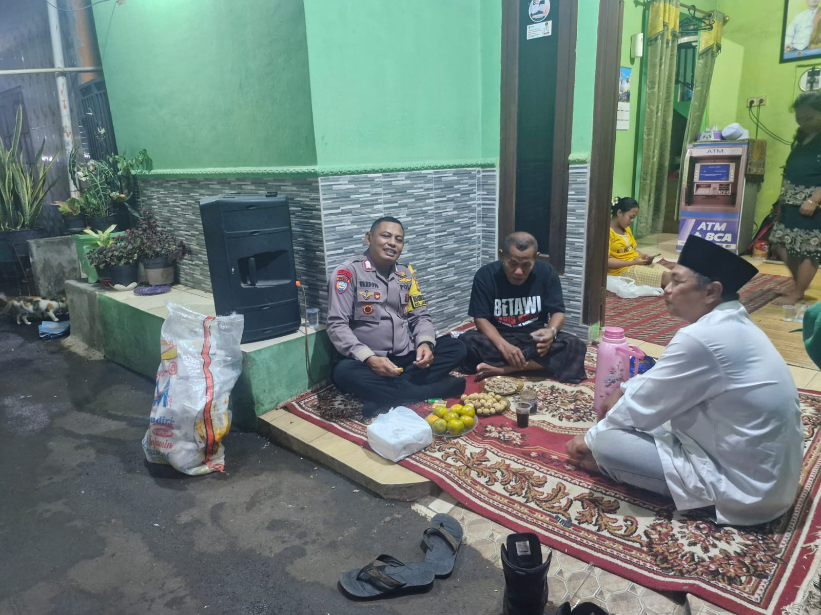 Perkuat Keamanan Lingkungan, Bhabinkamtibmas Jaticempaka Patroli dan Sambang Pos Keamanan Perumahan