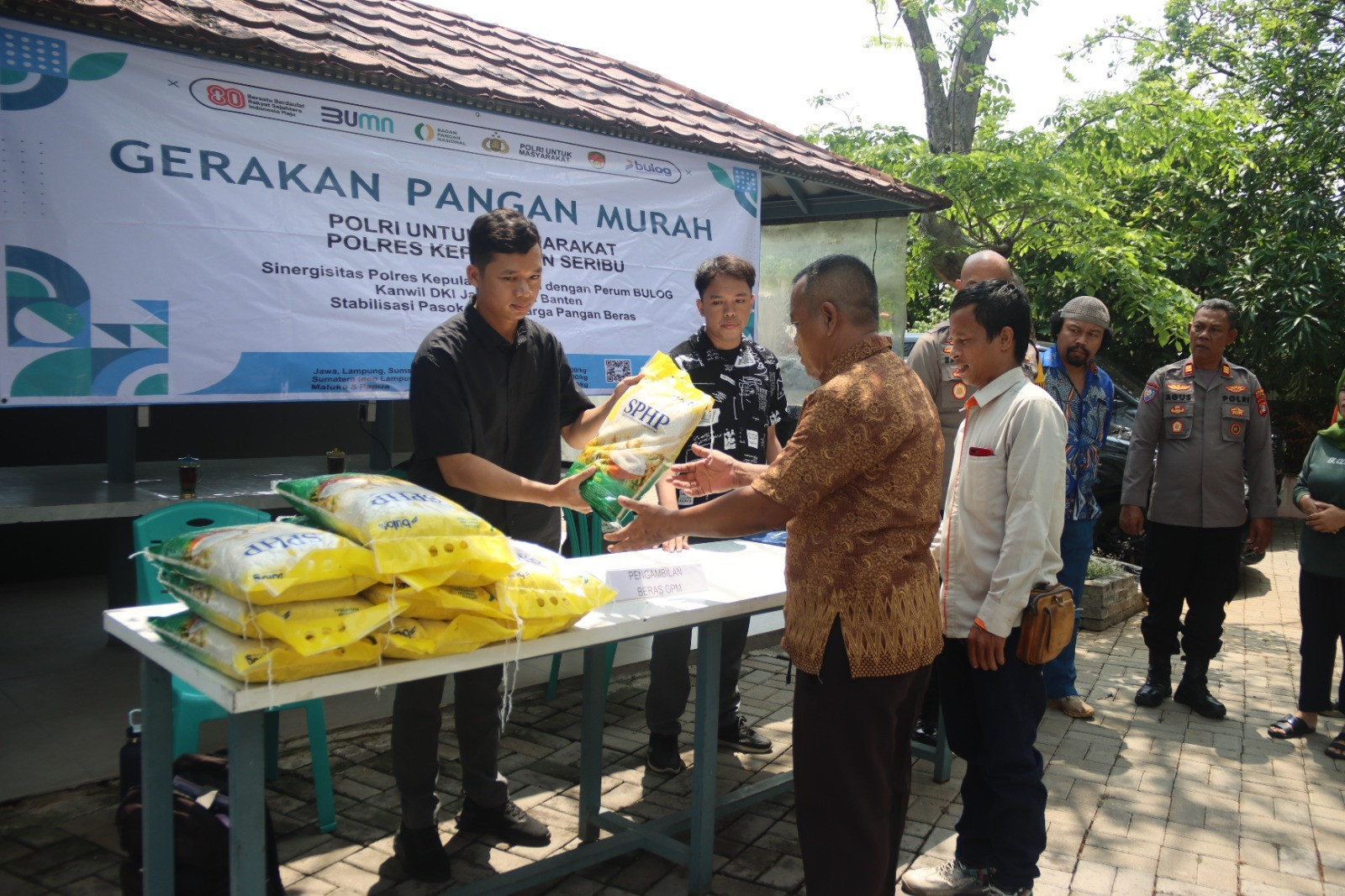 Polres Kepulauan Seribu Gelar Gerakan Pangan Murah, Ratusan Paket Beras Habis Terjual