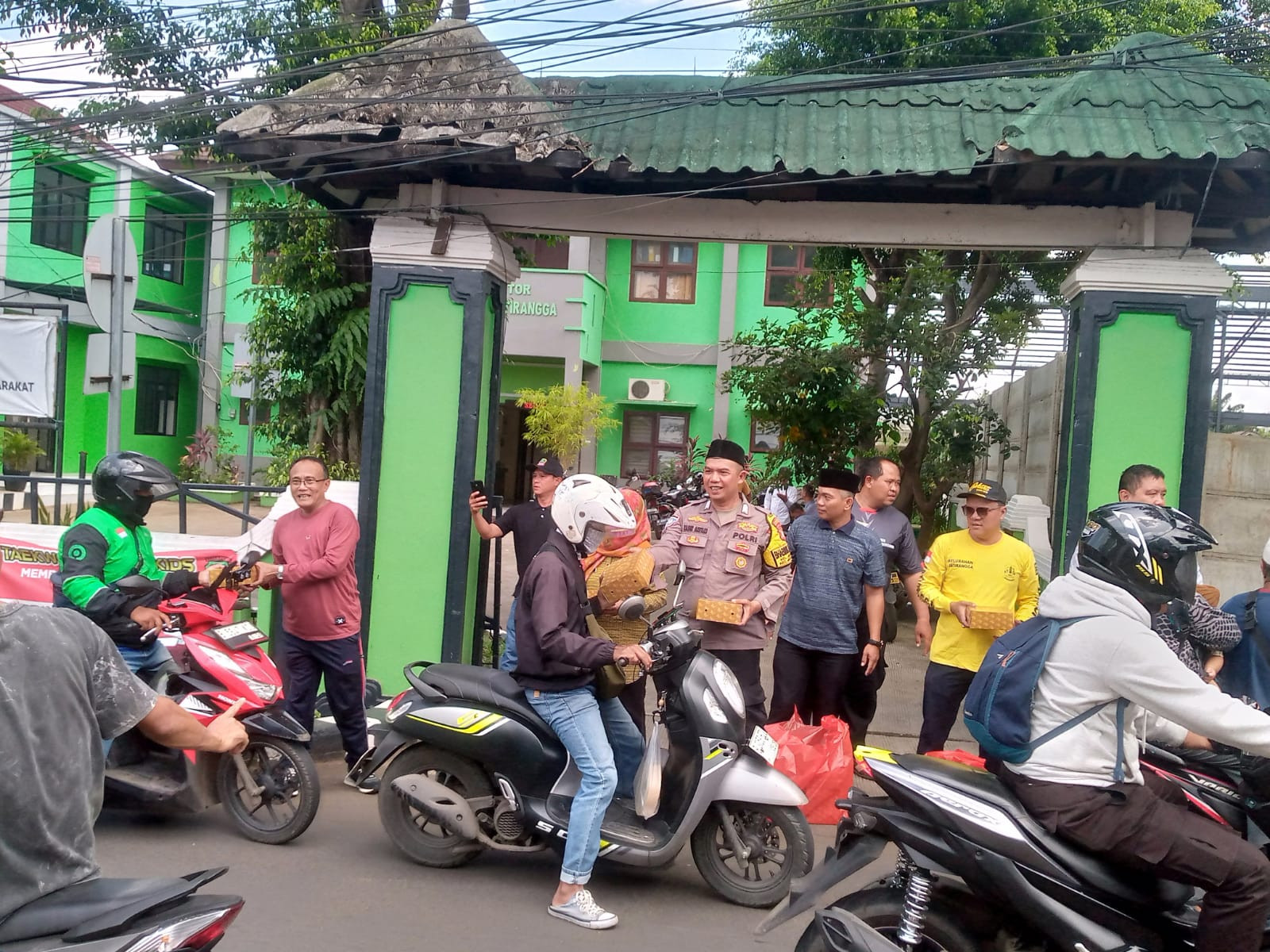 Sinergi Tiga Pilar Jatisampurna: Polisi dan Pemerintah Berbagi Nasi Kotak di Jumat Berkah