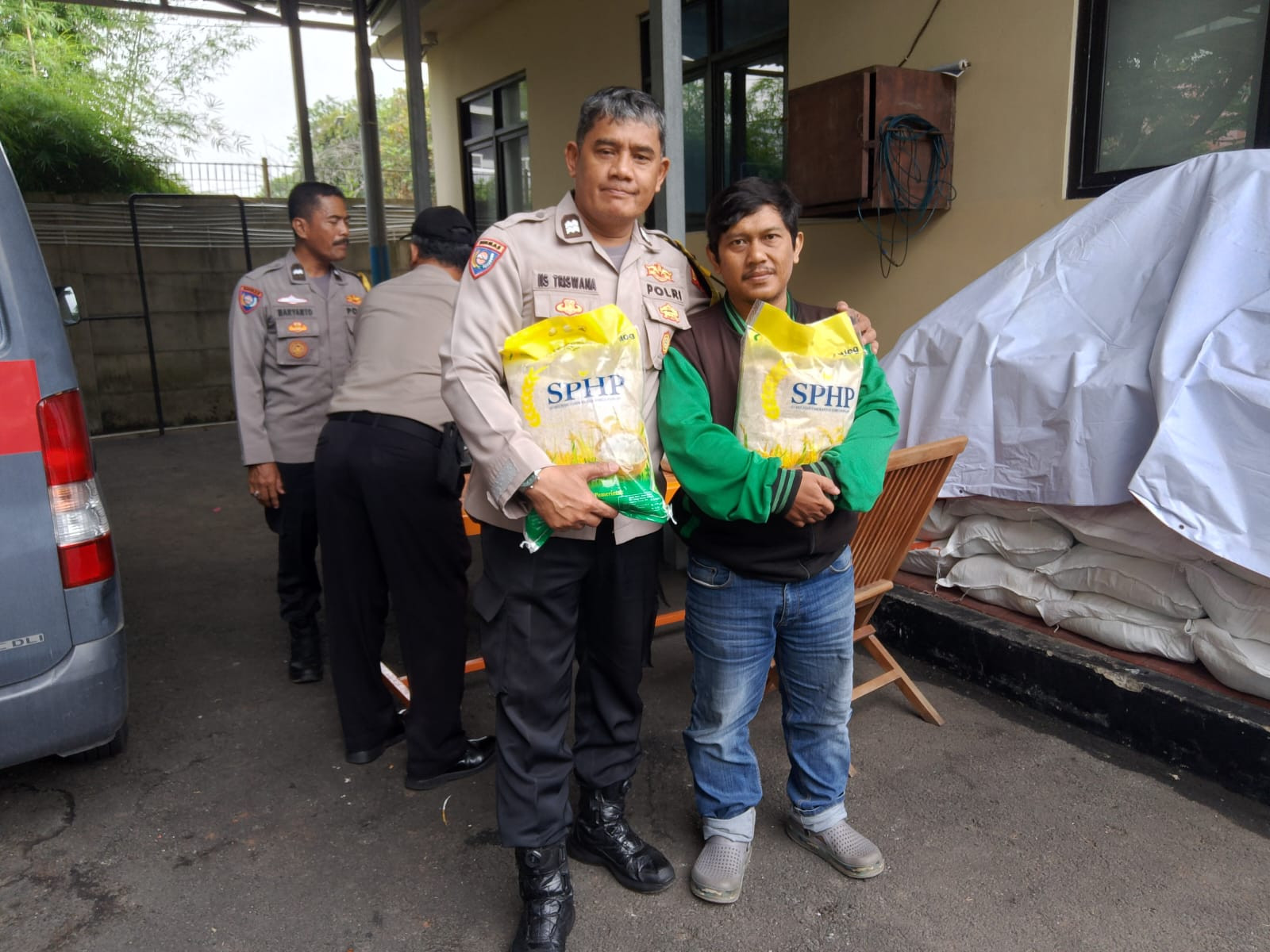 Polsek Kelapa Gading dan Bulog Gelar Gerakan Pangan Murah, Warga Dapatkan Beras SPHP dengan Harga Terjangkau