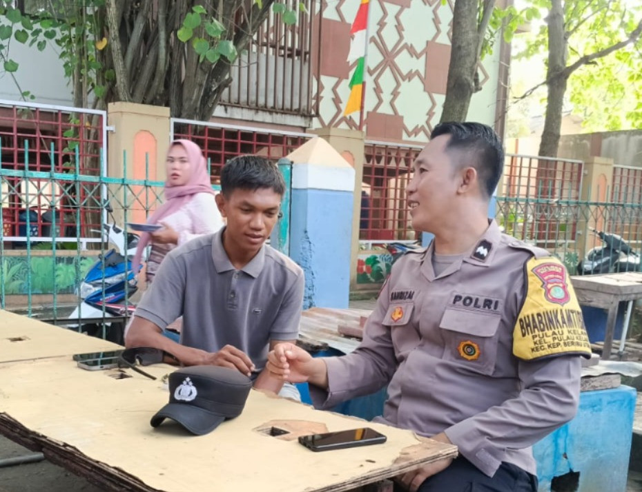 Bhabinkamtibmas Pulau Kelapa Sambang Tokoh Masyarakat, Bahas Premanisme dan Judi Online