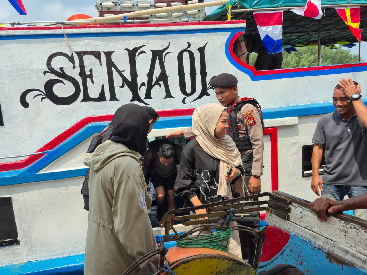 Polisi Humanis Bantu Penumpang Turun dari Kapal, Cegah Peredaran Sajam, Narkoba, dan Miras di Dermaga Kepulauan Seribu Utara