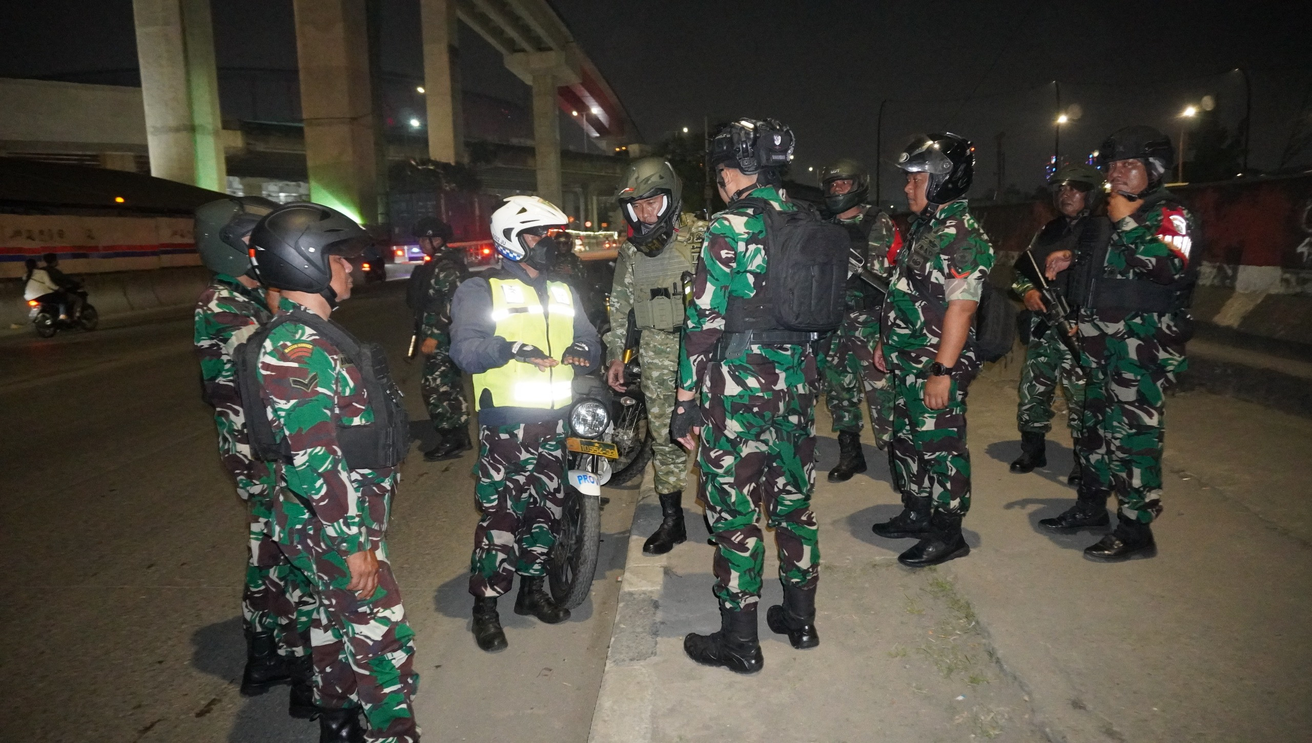 Tekan Kriminalitas, Dandim 0502/JU Pimpin Patroli Malam di Wilayah Jakarta Utara