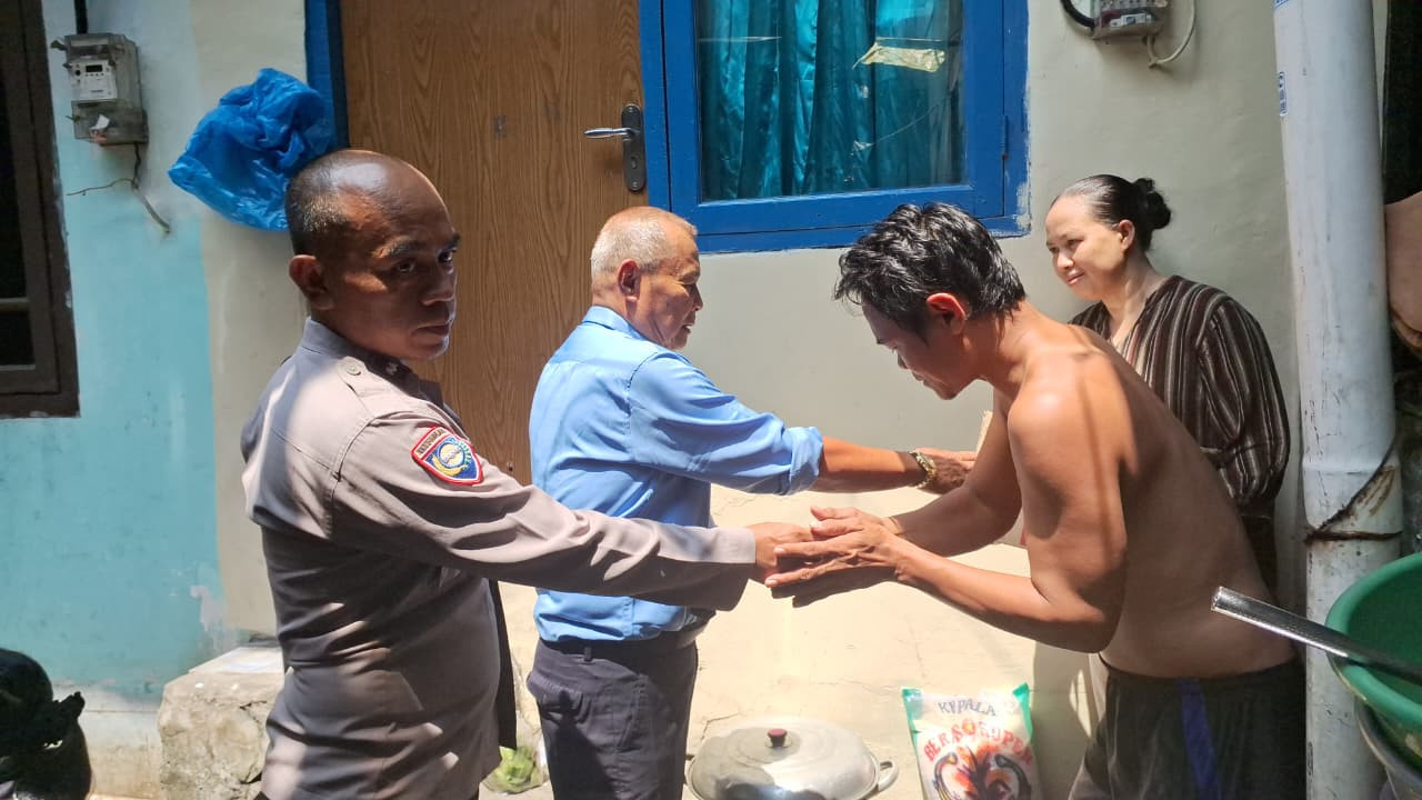 Polsek Metro Penjaringan Salurkan Bantuan Sosial, Wujud Kepedulian Polri kepada Warga