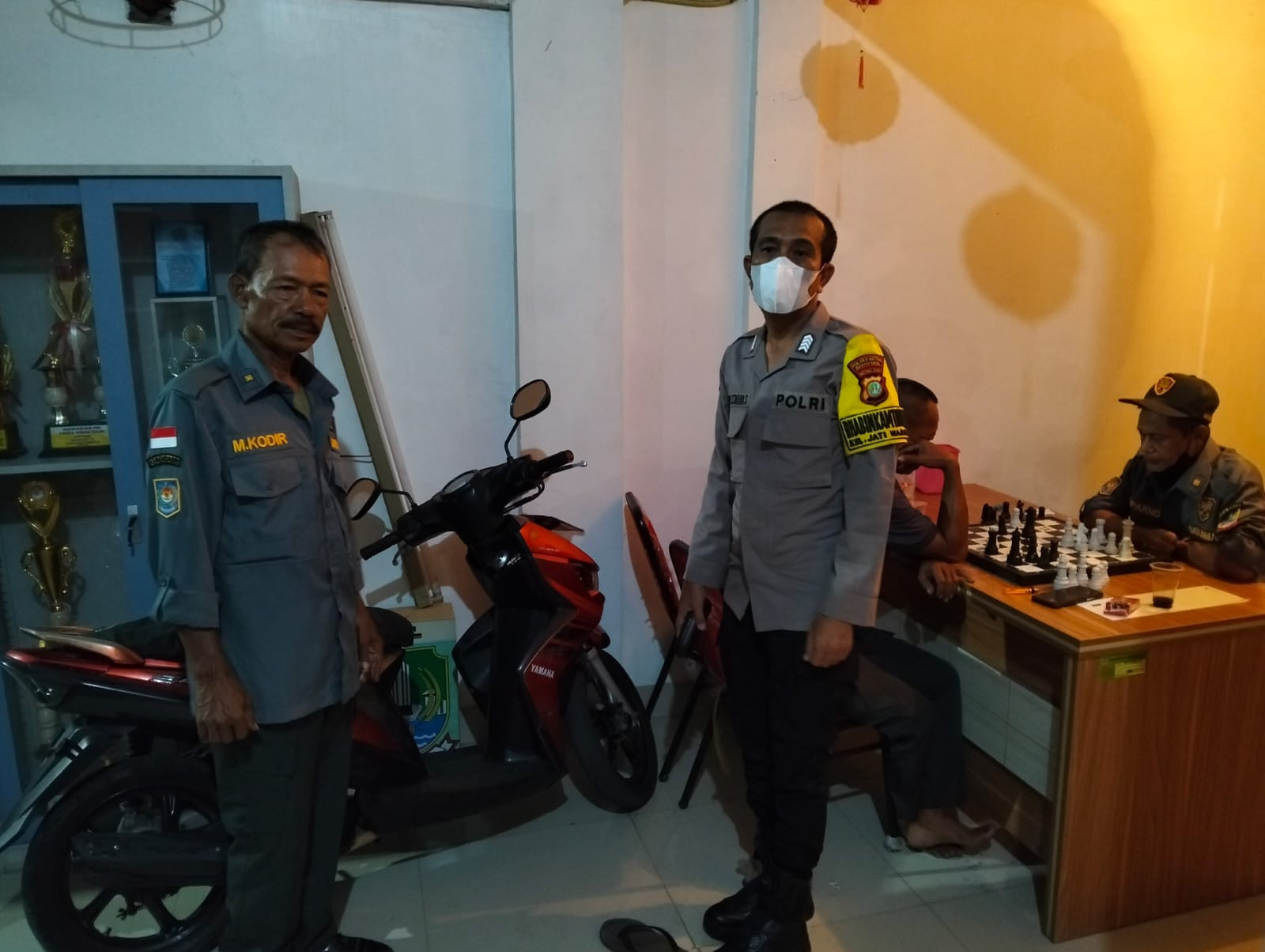 Polsek Pondok Gede Tingkatkan Pengamanan Kantor Kelurahan Jatiwarna Sementara Melalui Patroli Dini Hari