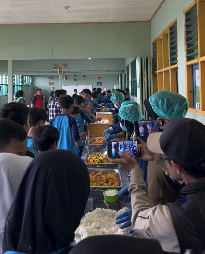 Ciptakan Kebersamaan di Sekolah, MBG Digelar Prasmanan di Sukabumi: Siswa Gembira
