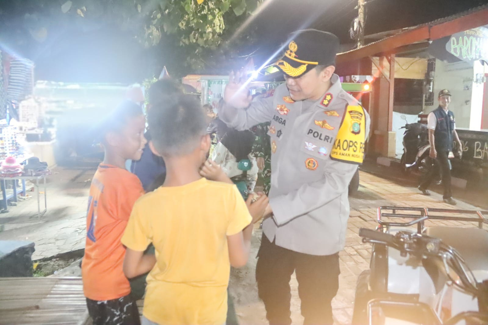 Kapolres Kepulauan Seribu Sapa Hangat Anak-Anak di Pulau Untung Jawa, Suasana Siskamling Jadi Penuh Canda dan Keakraban