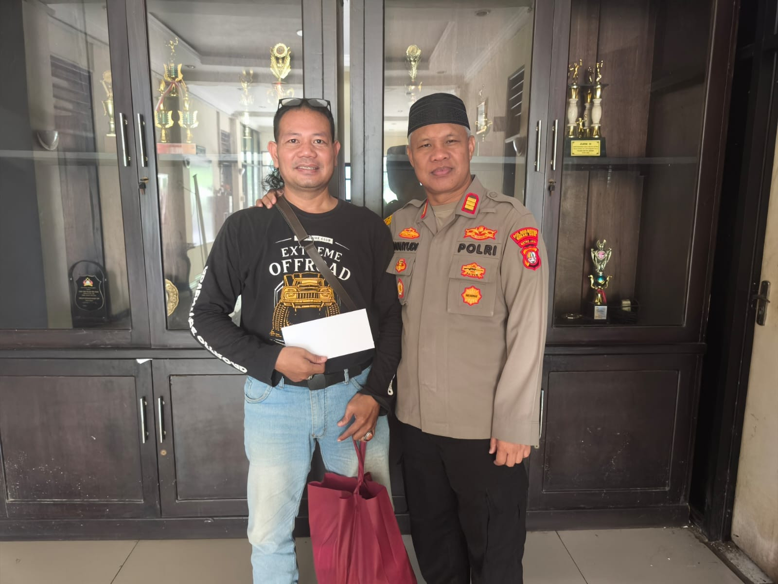Kapolsek Bekasi Barat Ulurkan Kepedulian, Santuni Keluarga Awak Media yang Tengah Diuji Musibah