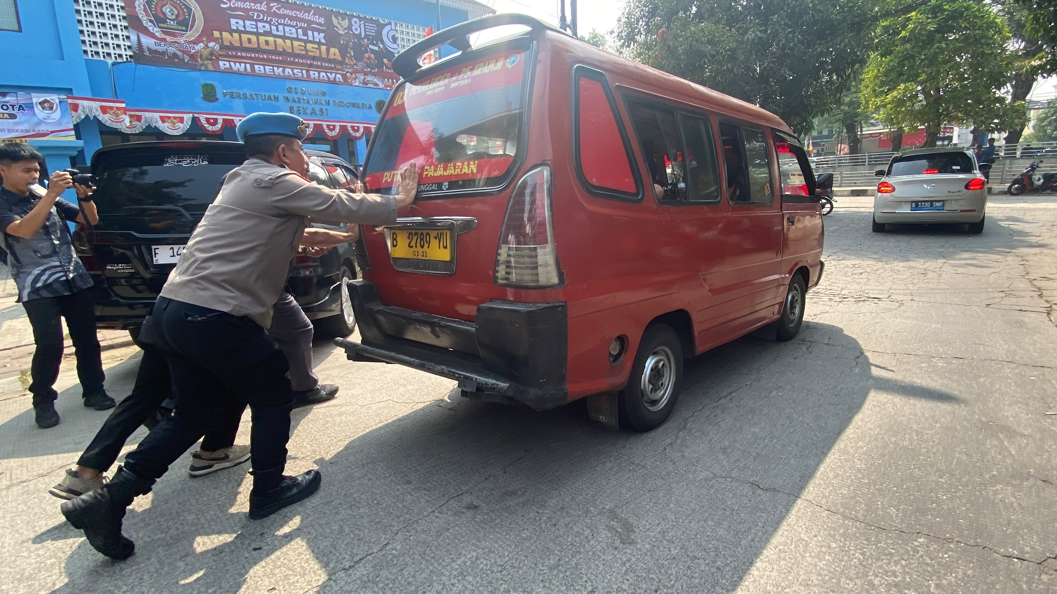 Kepedulian Kasi Propam Polres Metro Bekasi Kota Saat Angkutan Umum Mogok Depan Kantor PWI