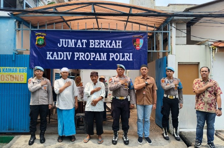 Jumat Berkah, Sie Propam Polres Metro Jakut Bagikan 200 Nasi Kotak Usai Salat Jumat