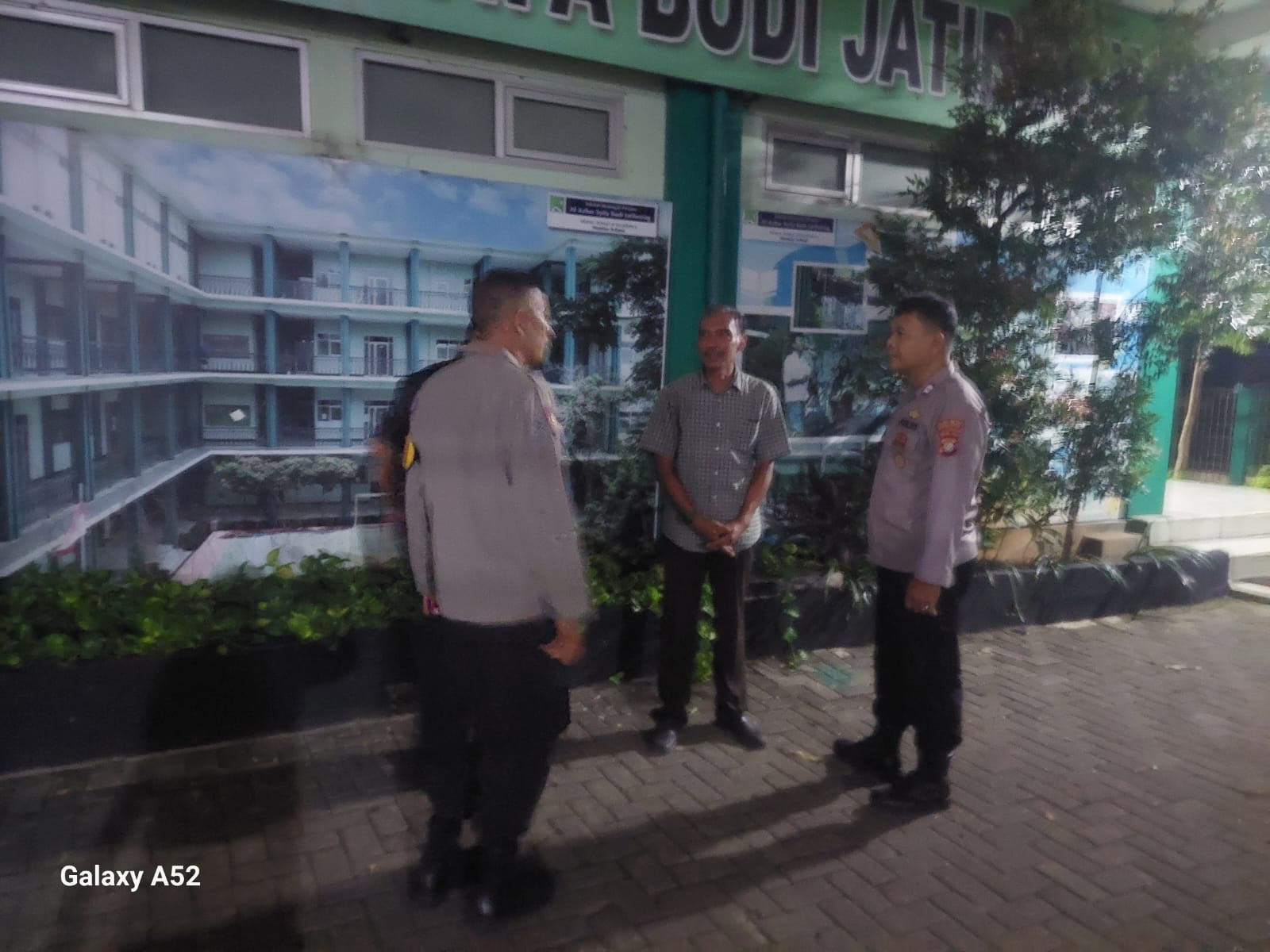 Perkuat Keamanan Sekolah, Polsek Pondok Gede Gelar Patroli Dialogis di SMP Al Azhar Syifa Budi