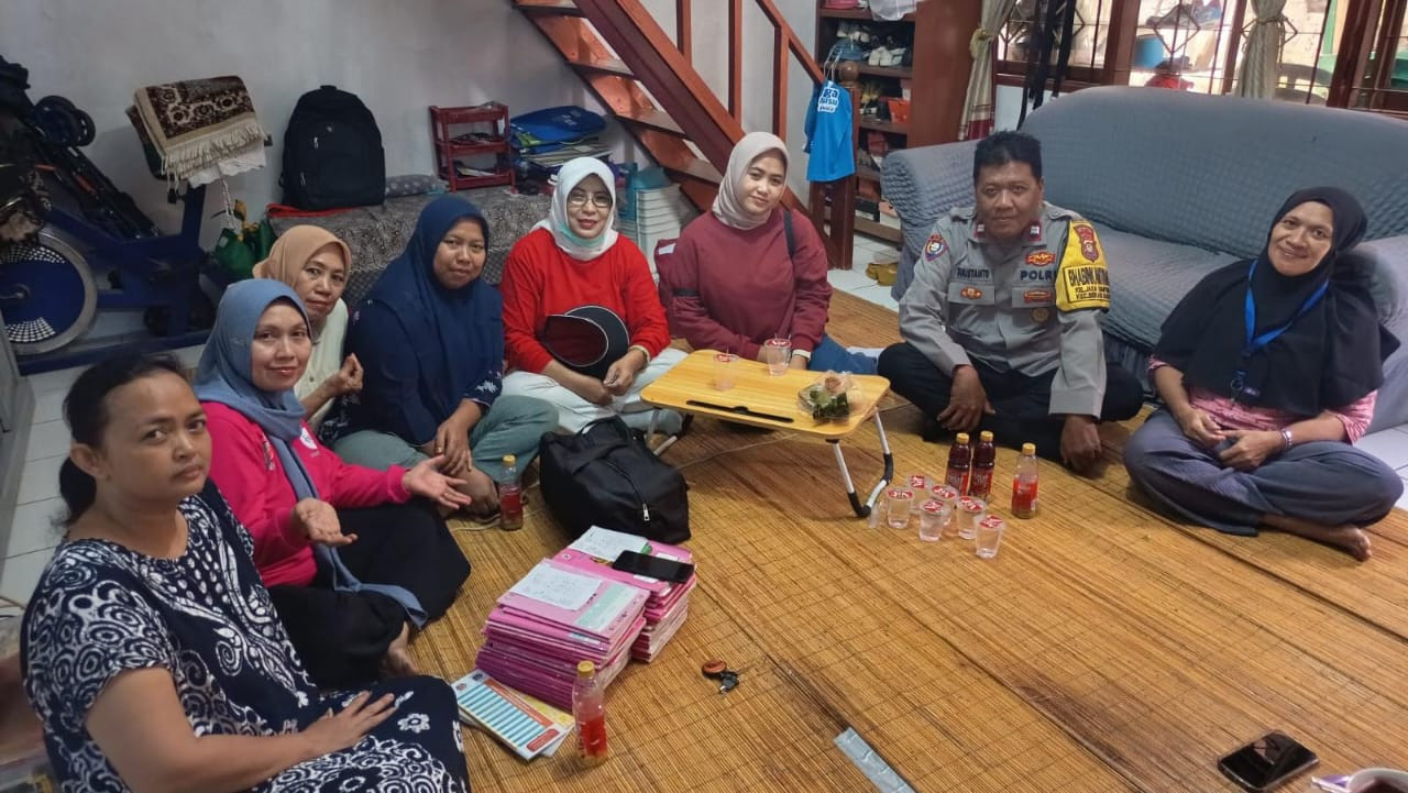 Bhabinkamtibmas Jakasampurna Ajak Warga Cegah Tawuran dan Judi Online