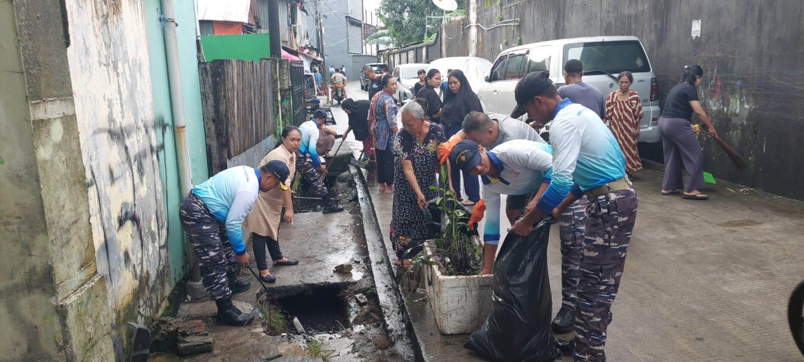 Dukung Program Indonesia ASRI, Prajurit Satlinlamil 3 Bersama Masyarakat Laksanakan Karya Bakti Bersih Lingkungan