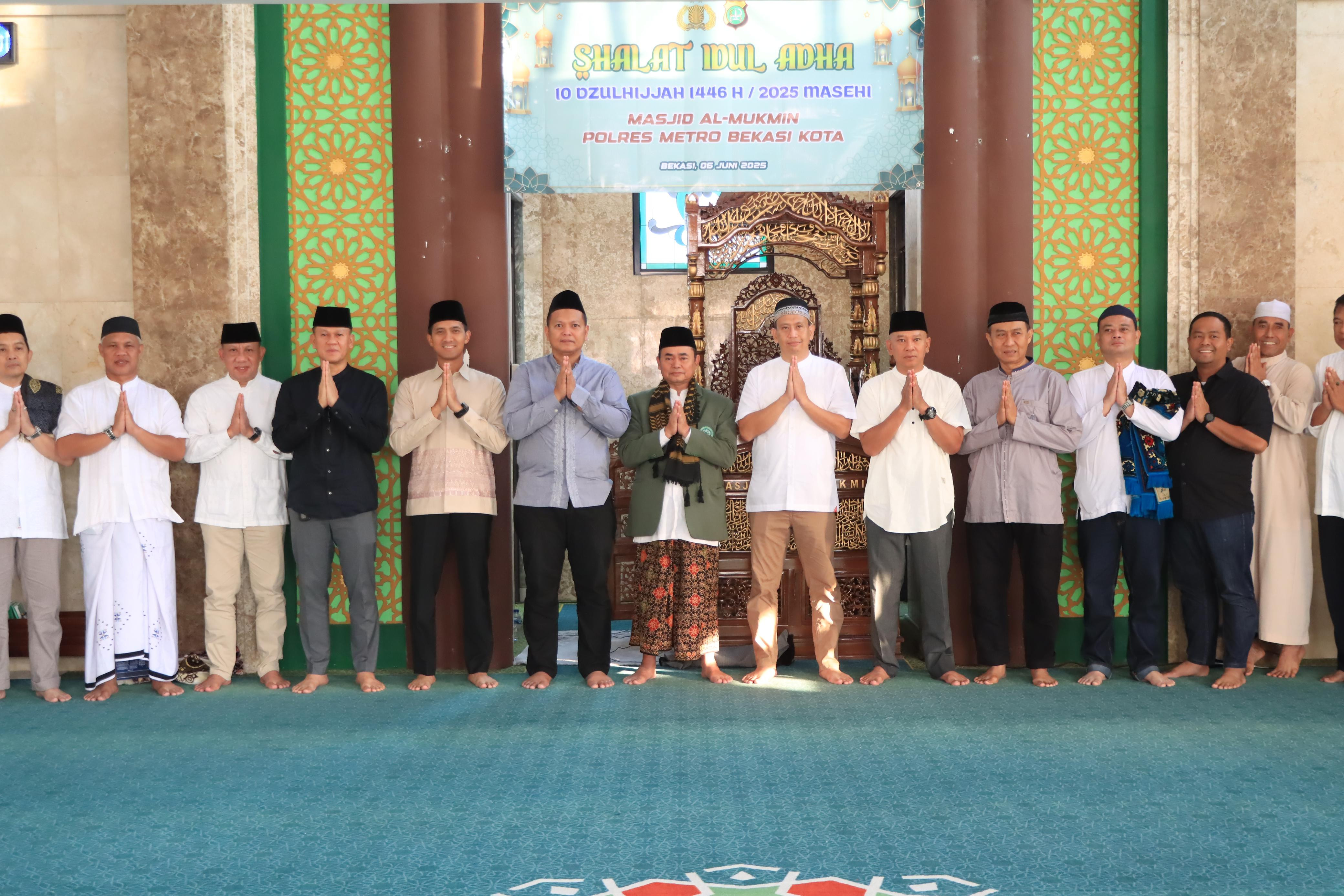 Meneladani Keimanan Nabi Ibrahim, Polres Metro Bekasi Kota Gelar Shalat Idul Adha dan Penyaluran Qurban