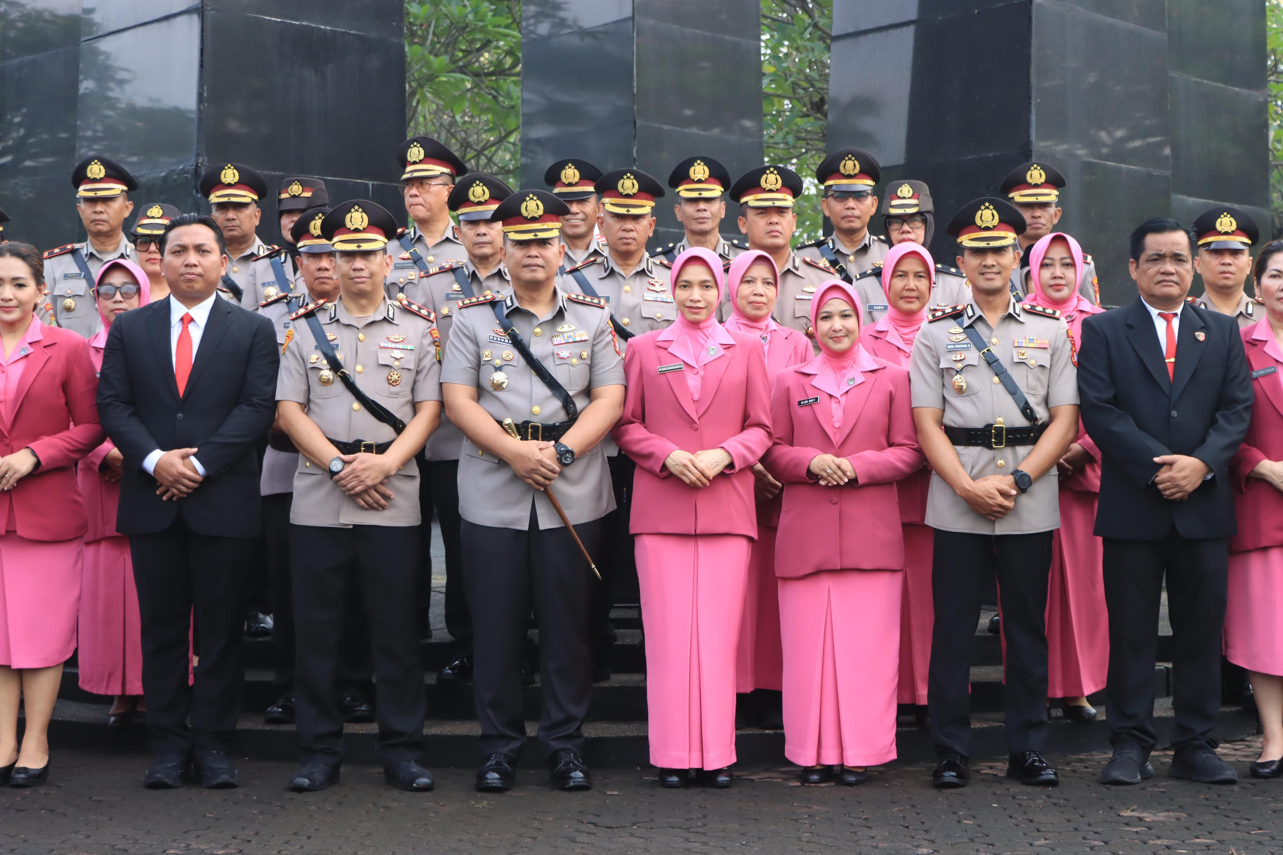 Sambut HUT ke-79 Bhayangkara, Polres Metro Bekasi Kota Gelar Upacara Ziarah dan Tabur Bunga di TMP Bulak Kapal