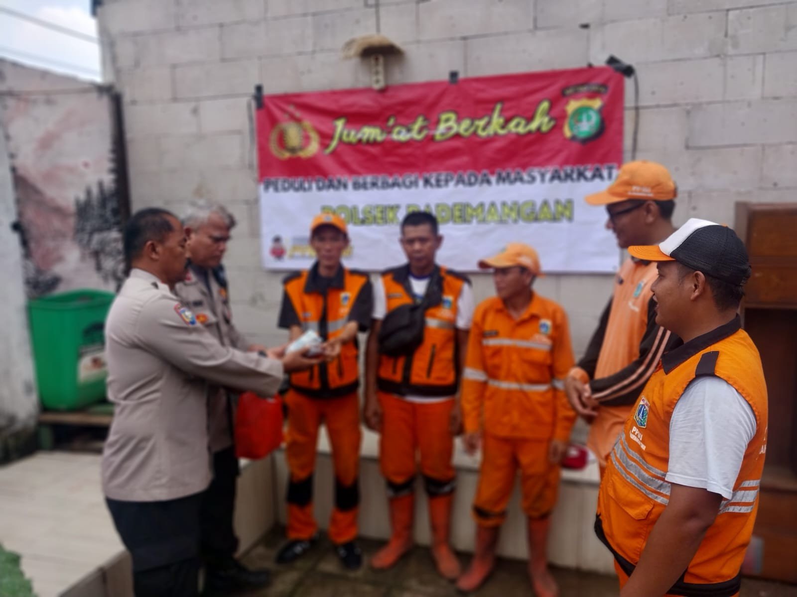 Polsek Pademangan Gelar Kegiatan “Jum’at Berkah”, Bagikan Nasi Bungkus kepada Warga Pademangan Timur