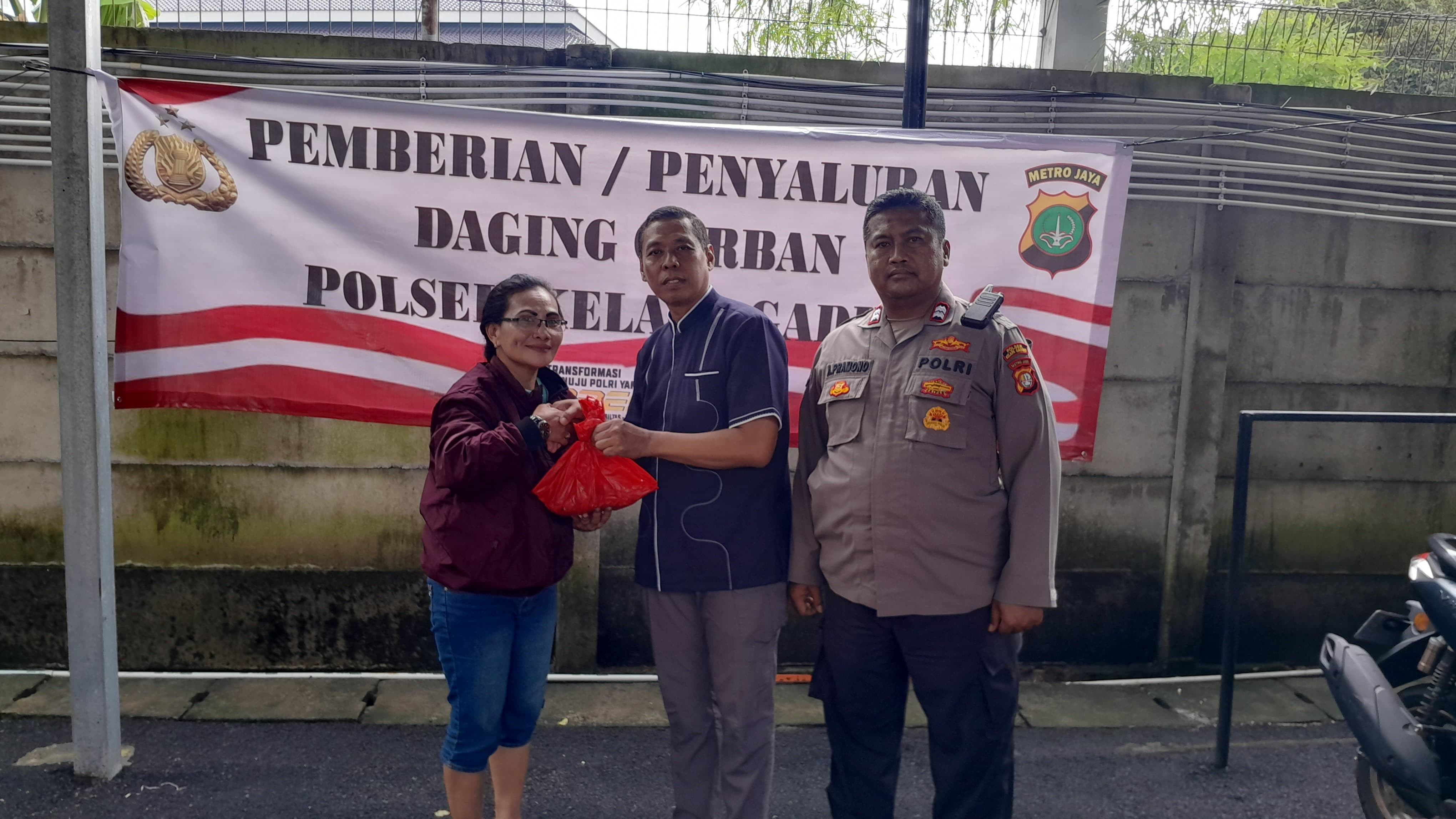 Polsek Kelapa Gading Gelar Pemotongan dan Penyaluran Hewan Qurban, 300 Paket Daging Disalurkan ke Warga