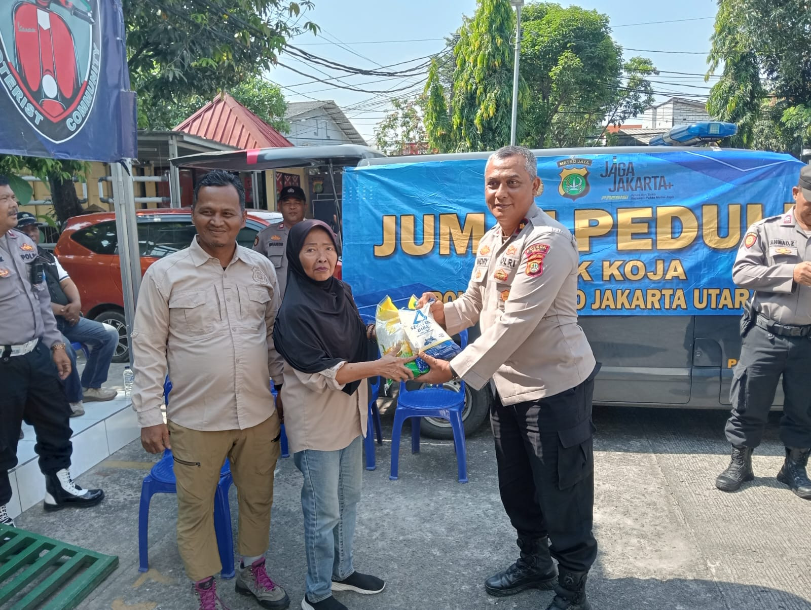 Polsek Koja Gelar Jumat Peduli, Bagikan Sembako Untuk FKDM Kecamatan Koja
