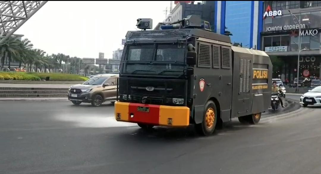 Polres Metro Bekasi Kota Bersihkan Abu Vulkanik di Jalan Protokol, Water Cannon Dikerahkan