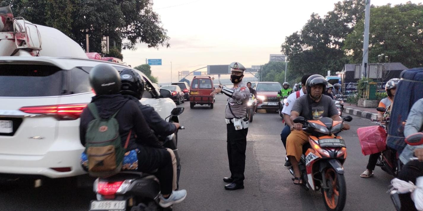 Unit Lantas Polsek Pondok Gede Lakukan Pengaturan Lalu Lintas Pagi Hari
