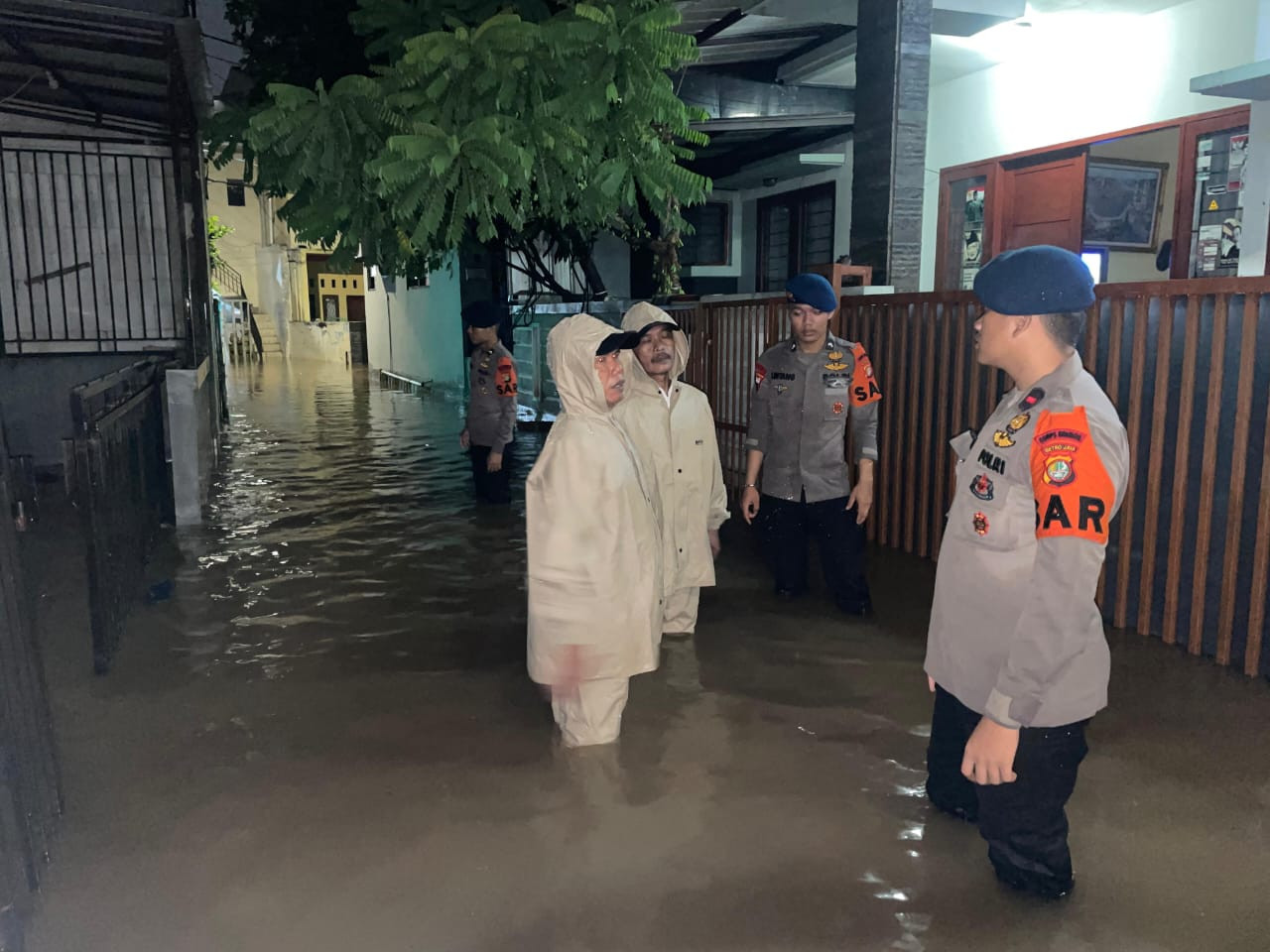 Brimob Polda Metro Jaya Laksanakan Patroli Siaga Banjir di Jati Padang, Distribusikan Bantuan ke Warga
