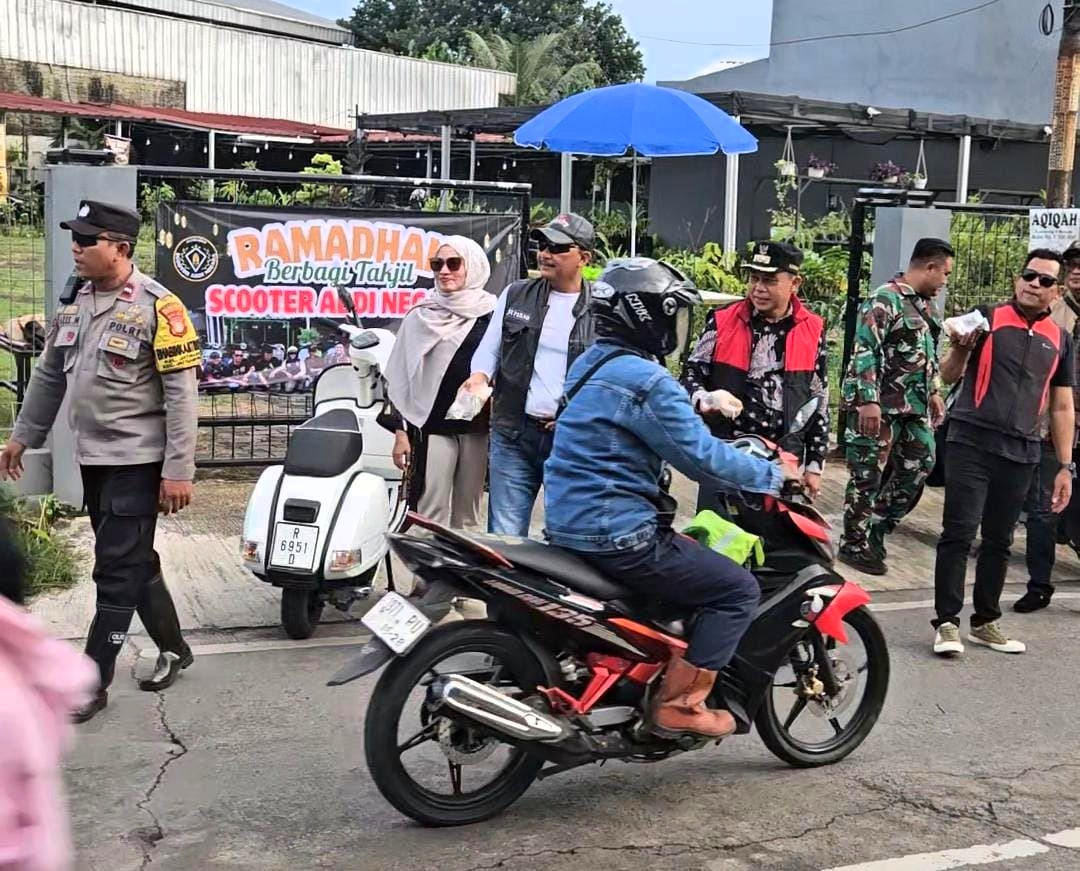 Sinergi 3 Pilar Jatiraden Bagikan 200 Takjil, Sampaikan Pesan Kamtibmas di Bulan Ramadhan