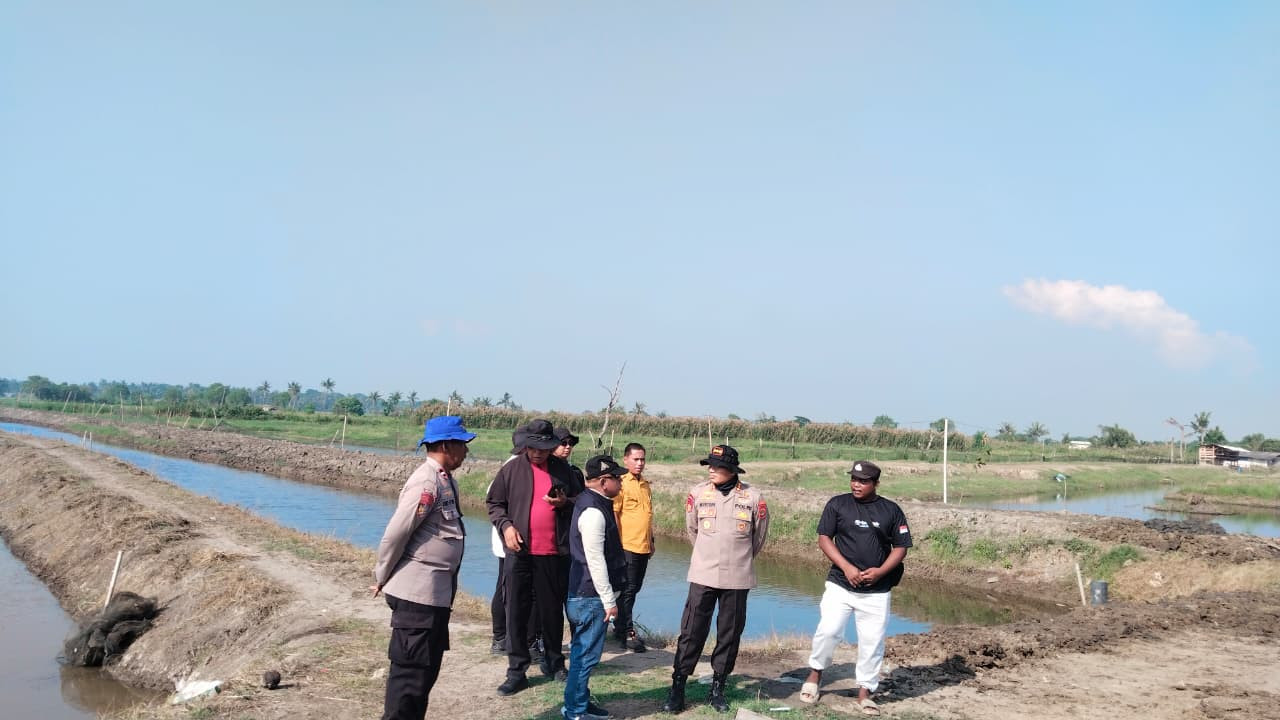 Ditpolairud Polda Metro Jaya Tebar 300 Ribu Benih Udang Windu di Muaragembong Bekasi