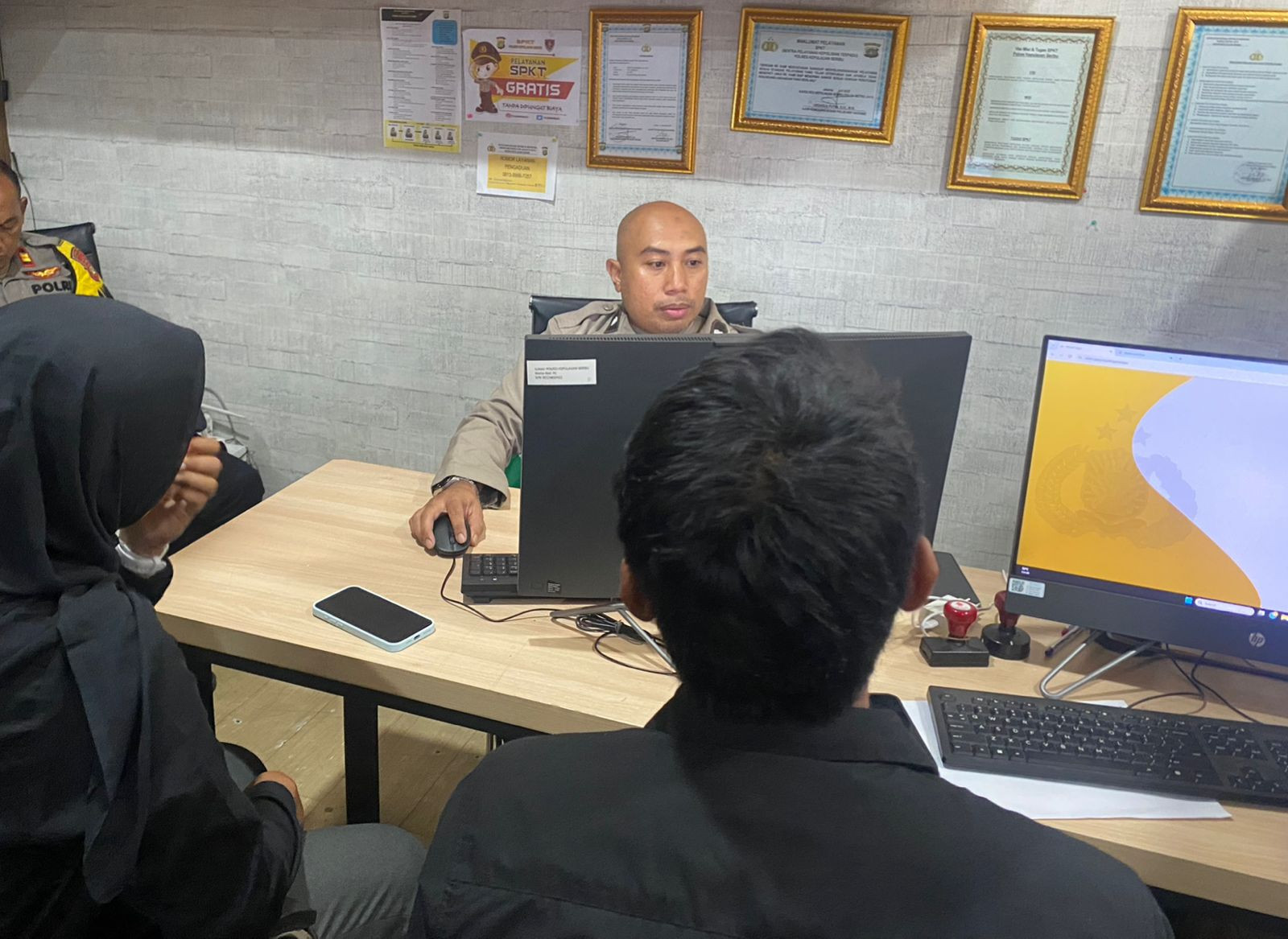 Pelayanan Cepat dan Humanis, SPKT Polres Kepulauan Seribu Dapat Apresiasi Warga