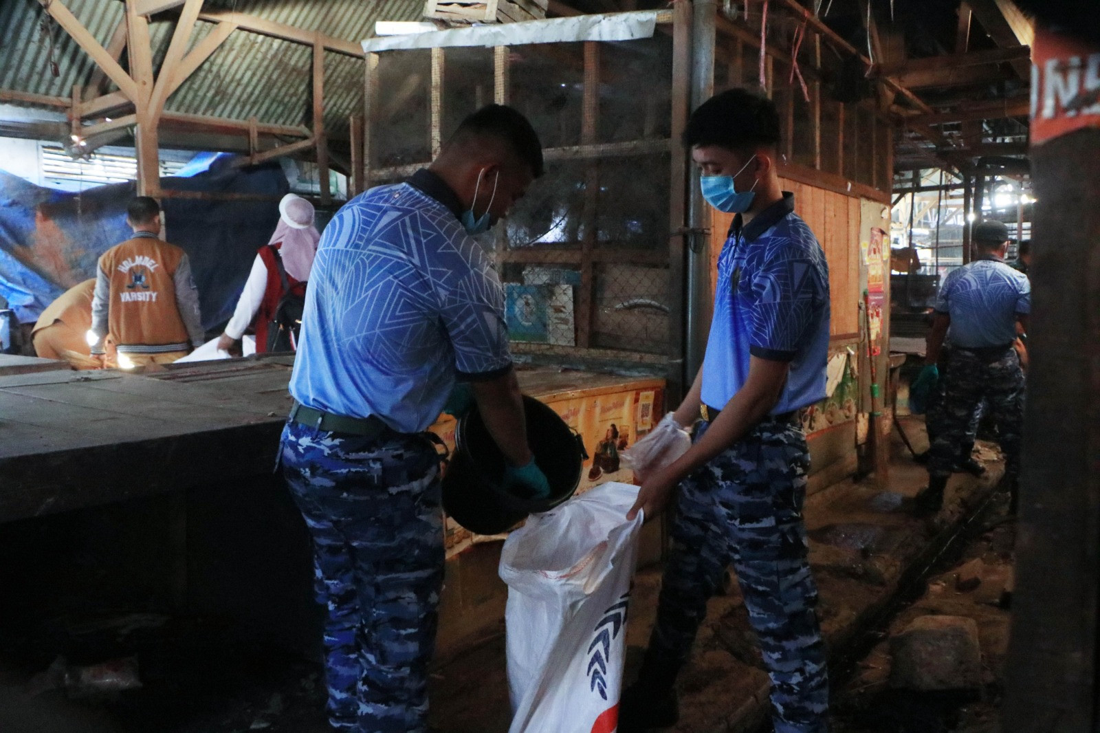 Lanud Sultan Hasanuddin Bersama Satuan TNI AU Makassar Gelar Karya Bakti di Pasar Mandai Sambut Hari Bakti ke-79 TNI Angkatan Udara