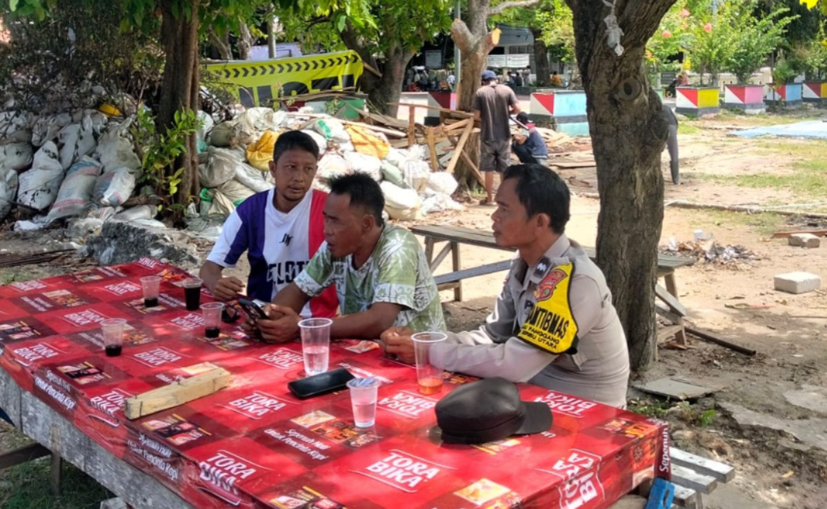 Bhabinkamtibmas Pulau Panggang Jalin Silaturahmi dengan Toga, Tomas, dan Toda: Warga Harap Patroli Malam Ditingkatkan